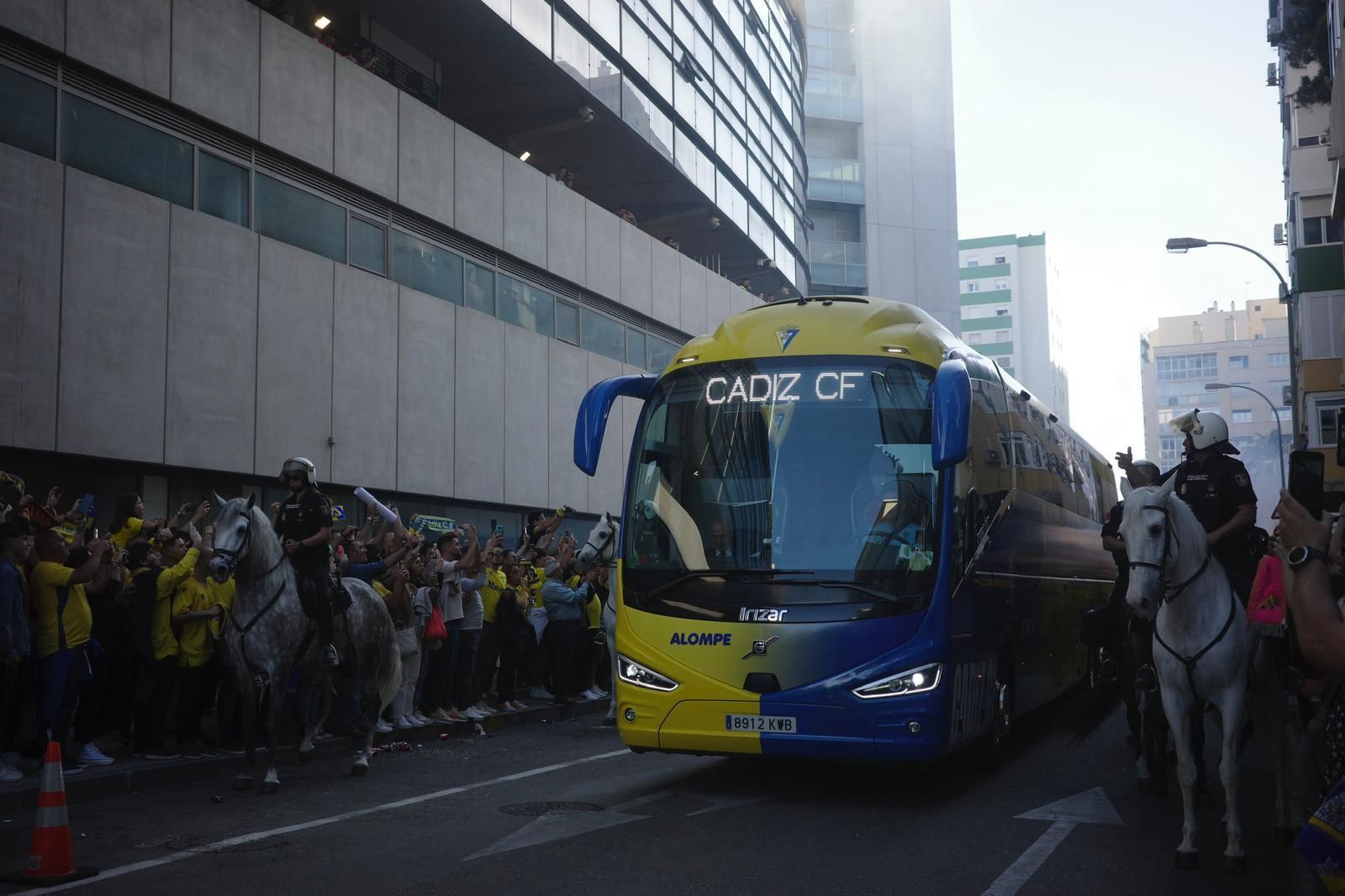 Espectacular recibimiento al Cádiz antes del partido contra el Real Madrid