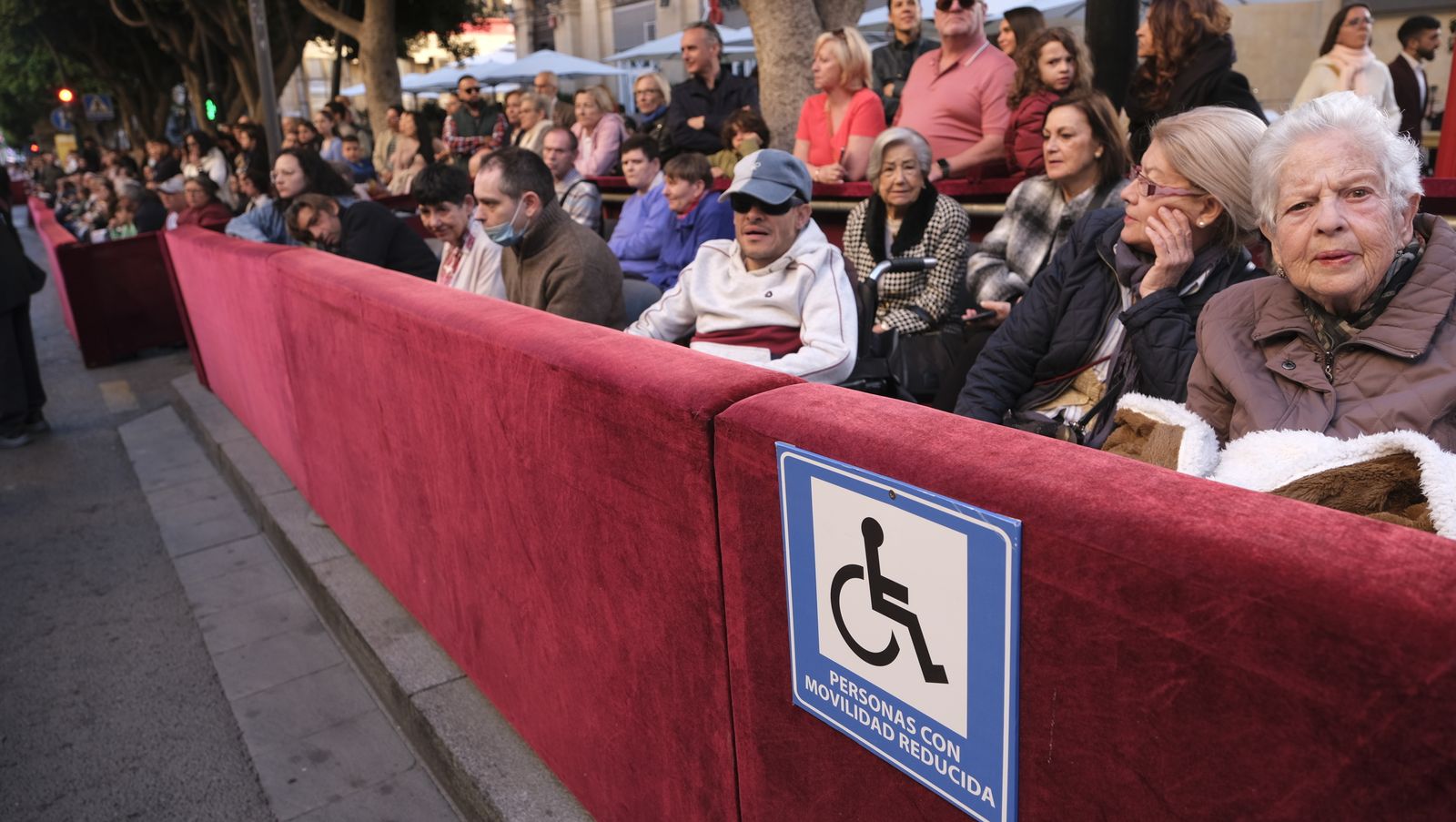 Procesión del Santo Entierro en Almería, en imágenes