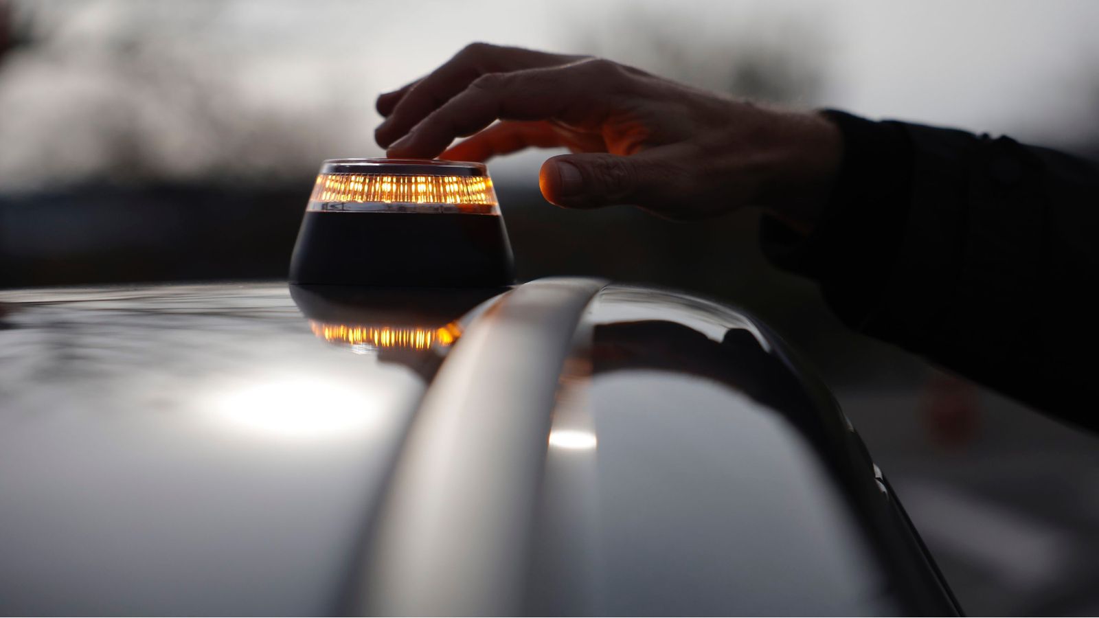 Una persona coloca la baliza V-16.