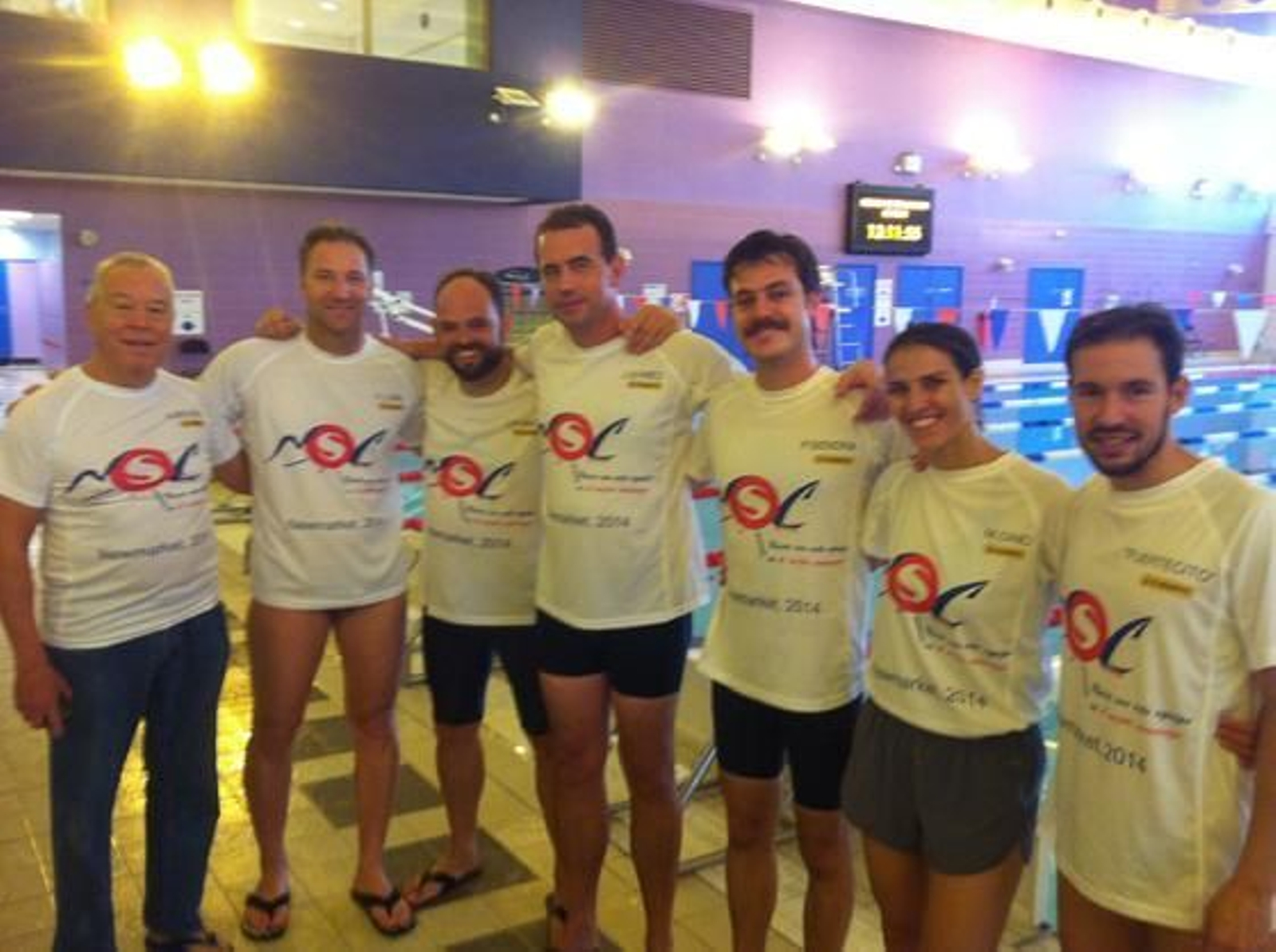 El grupo de nadadores posa junto a la piscina de Newmarket