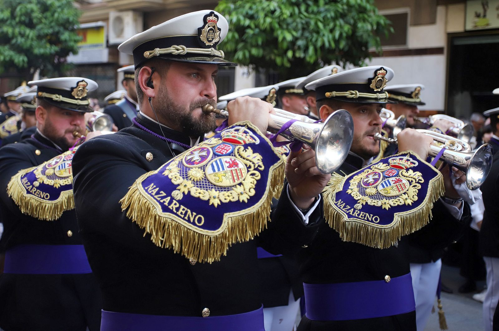 La Hermandad El Nazareno en la madrugá de la Semana Santa de Huelva 2023, en imágenes