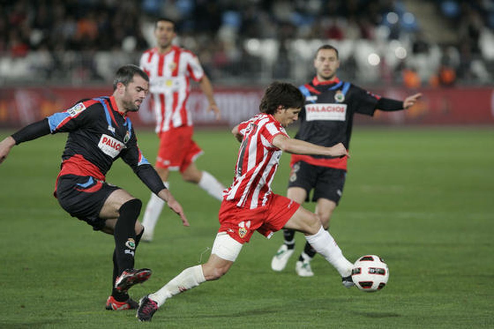 El Almería no pasa del empate en casa ante el Racing de Satander (1-1). / Javier Alonso