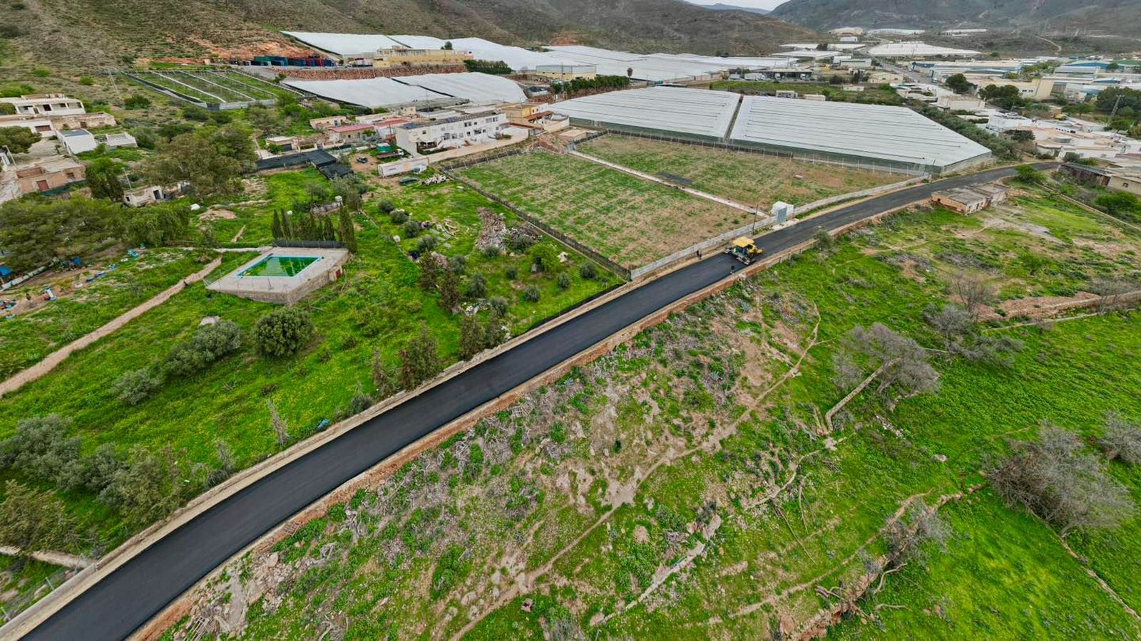 Vista aérea de la vía asfaltada en Berja.