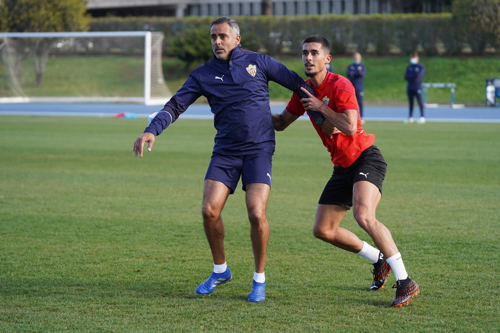 José Gomes, agarrado por Chumi en un entrenamiento