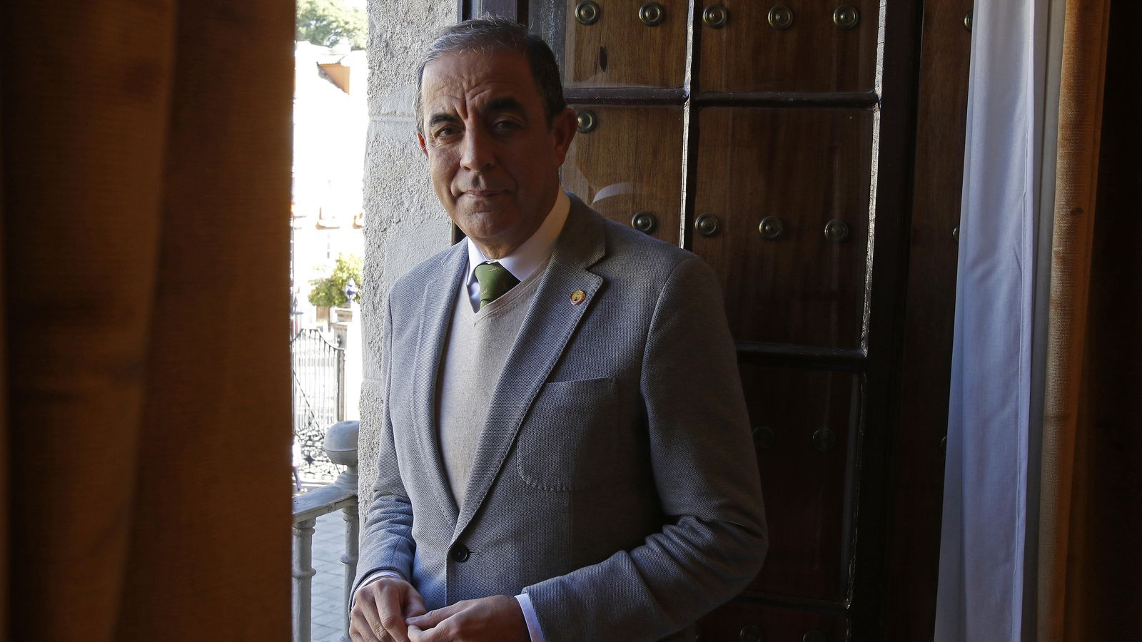 Miguel Ángel Castro en su despacho del rectorado de la US.