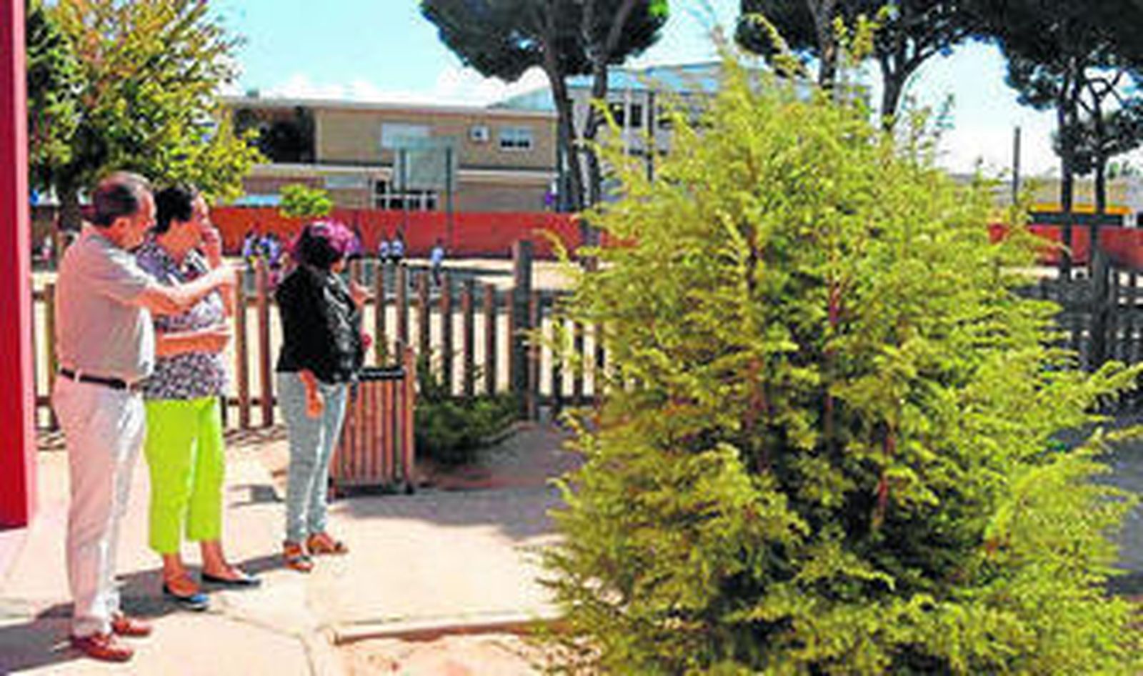 El alcalde de Punta Umbría revisa el estado del colegio Enebral.