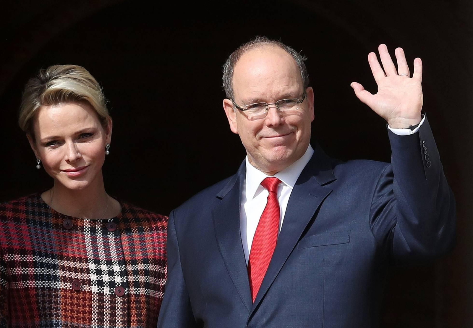 El príncipe Alberto saluda desde el balcón del Palacio Grimaldi junto a su esposa Charlene.