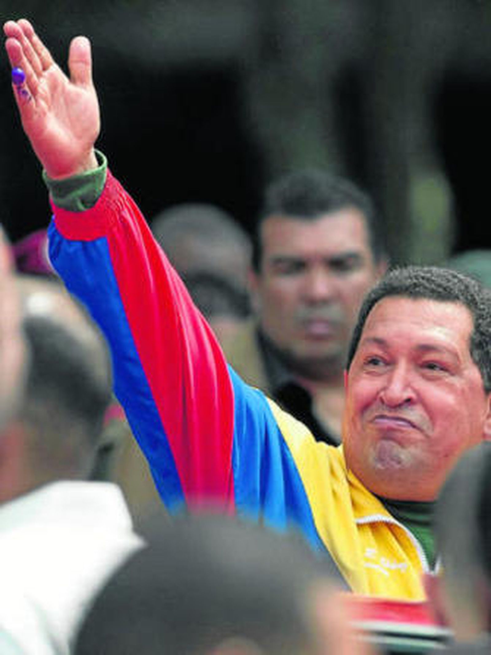 Chávez saluda a sus seguidores tras votar en un barrio del oeste de Caracas.