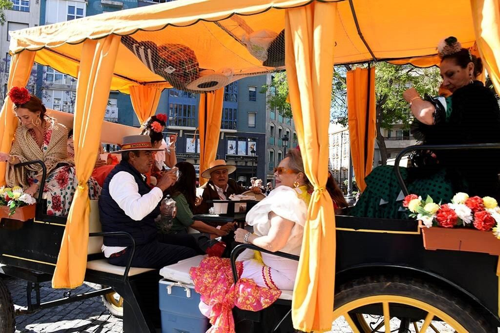 Imágenes de los peregrinos de la Hermandad de Emigrantes en su salida por las calles de Huelva