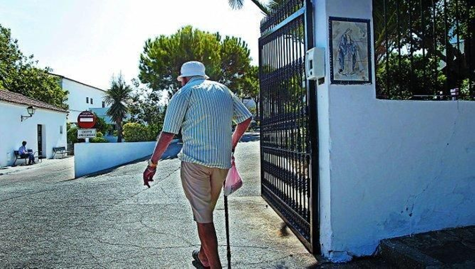 Un usuario accede a la residencia El Santísimo de Medina, en 2009.