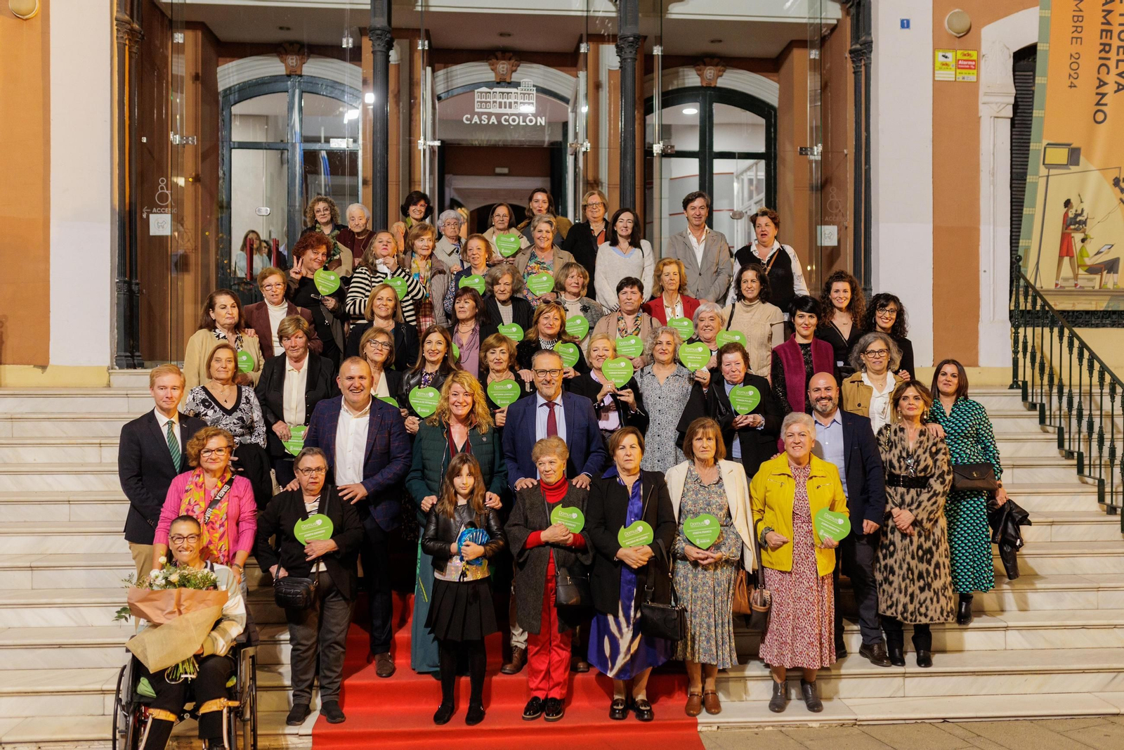 Foto de familia del homenaje a las trabajadoras de la ayuda a domicilio de Huelva.