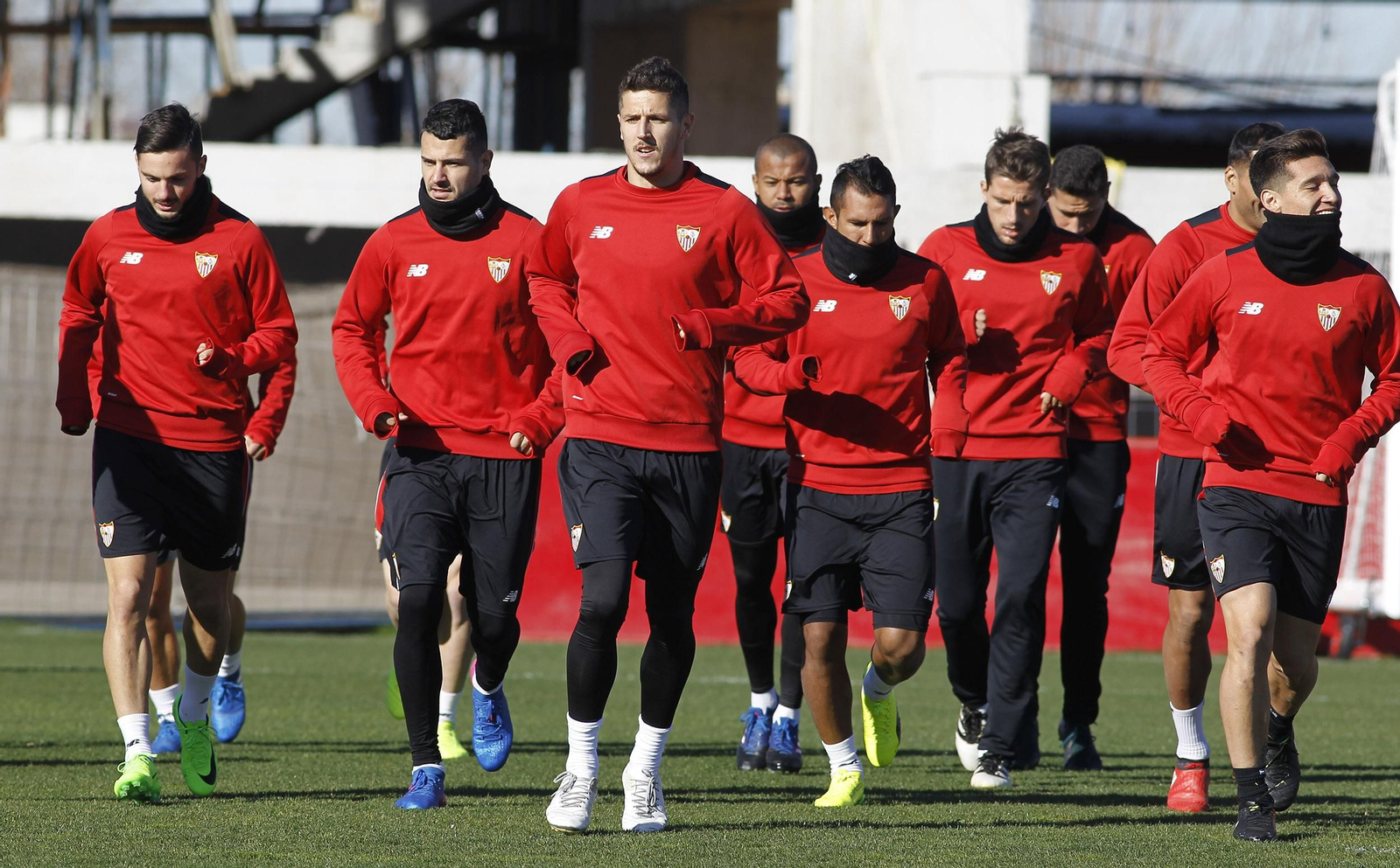 Sarabia, Vitolo y Jovetic, artífices principales del triunfo ante el Eibar, corren en cabeza de un grupo de jugadores.