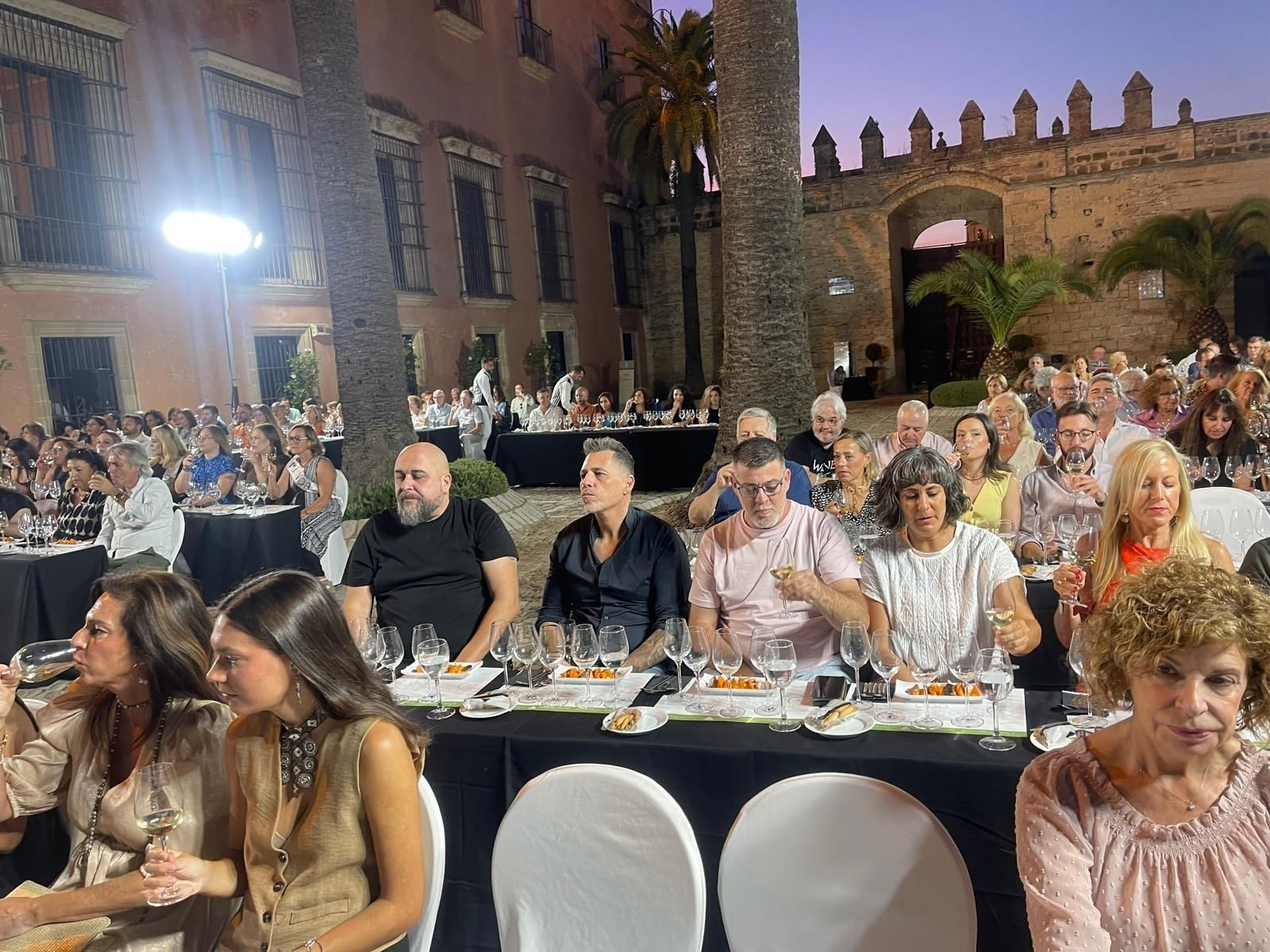 Aforo completo en la cata magistral de González Byass en el Alcázar.