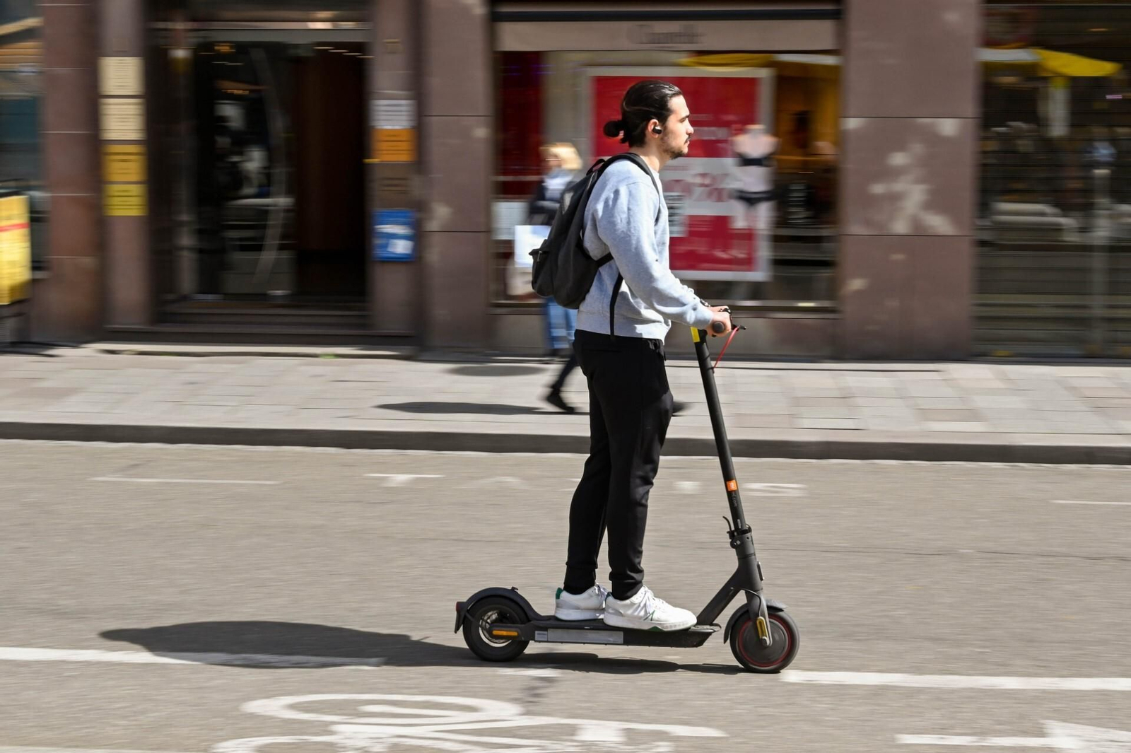 Un usuario de patinete eléctrico. Un usuario de patinete eléctrico.