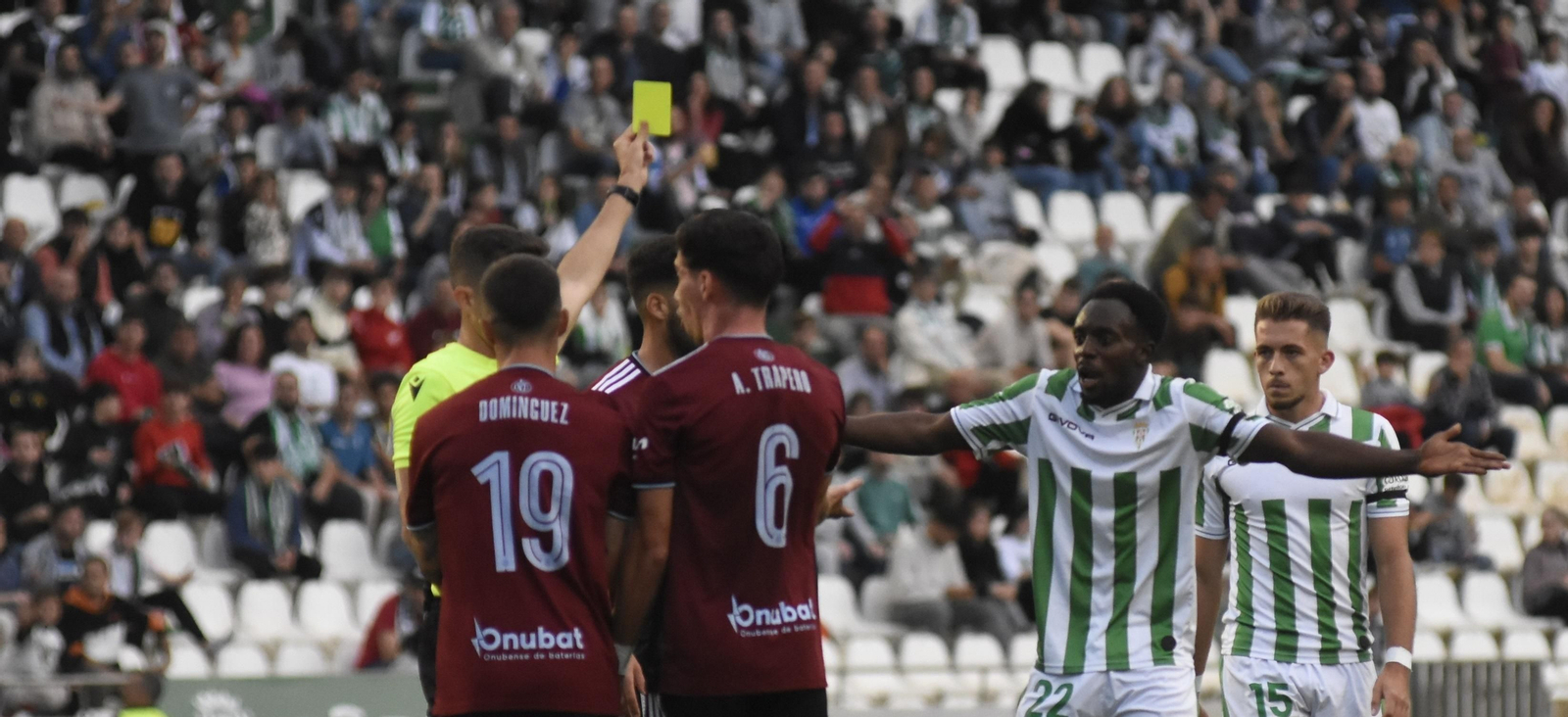 El colegiado Morales Moreno amonesta a Diarra.