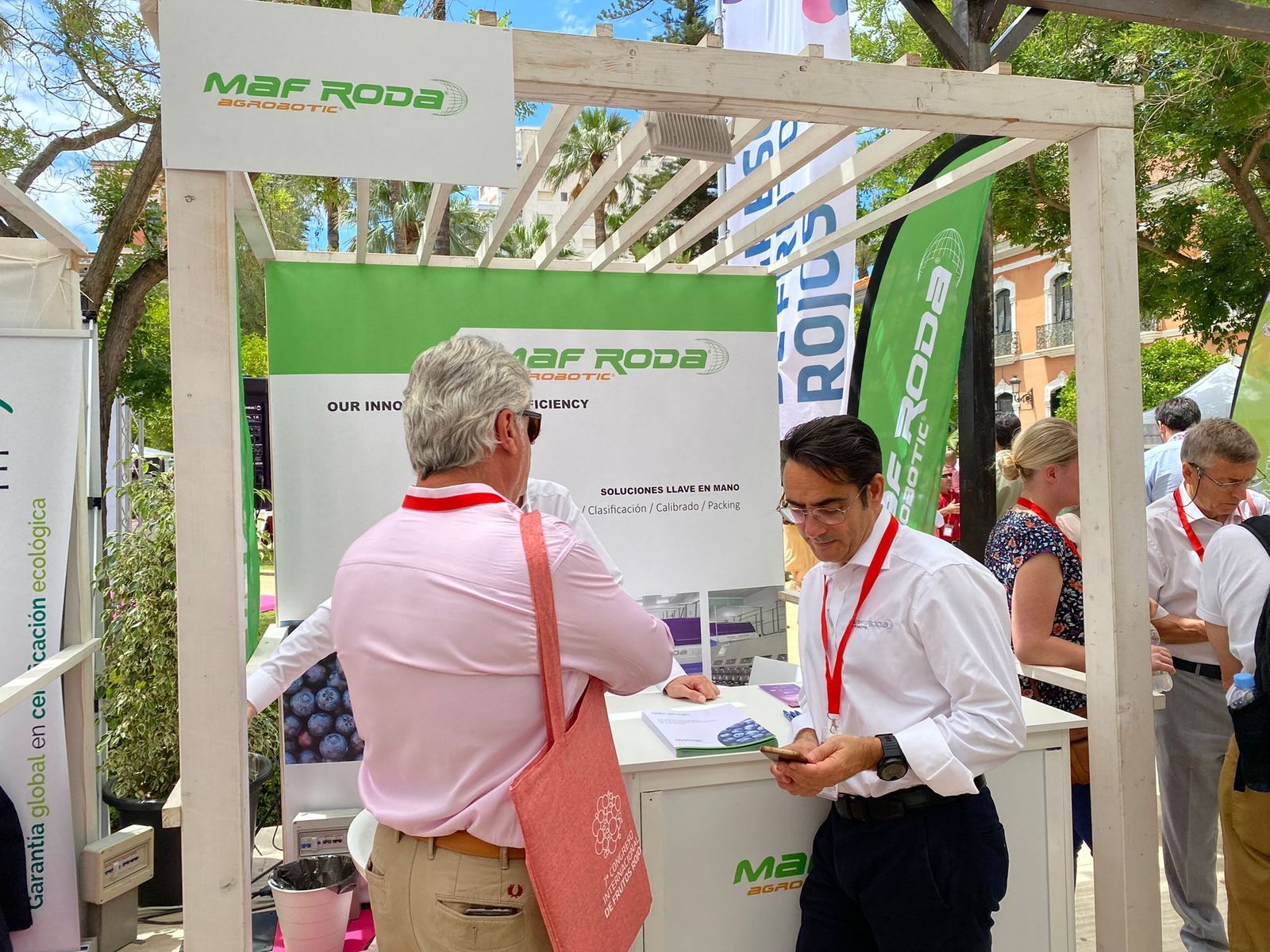 Más de medio centenar de empresas participan en el Congreso de Frutos Rojos