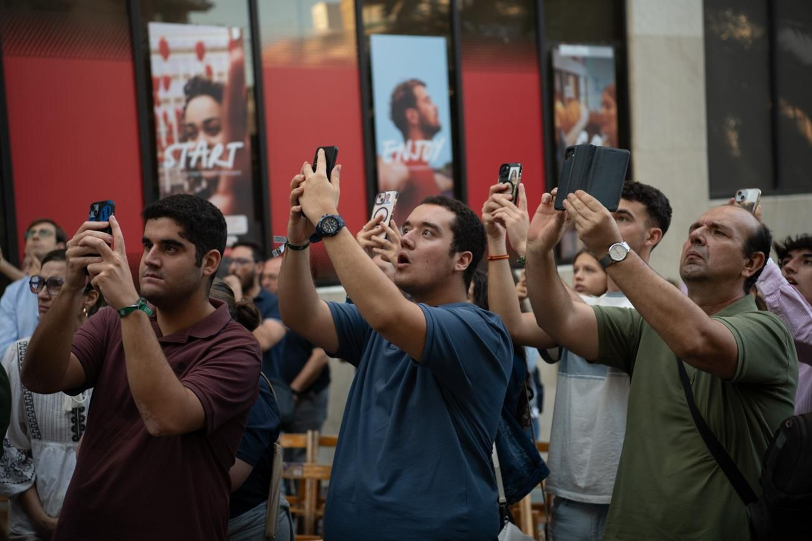 Una marea de devoción inunda Jaén al paso de la Magna, en imágenes