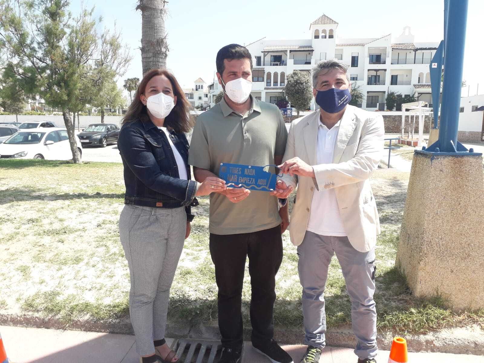 Los representantes municipales y de la asociación AEOPAS presentan la iniciativa.