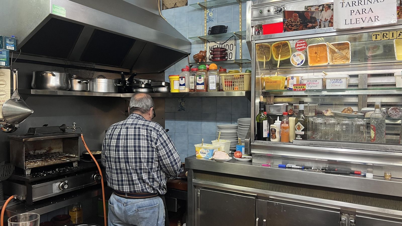 Francisco Gómez trabajando en su bar