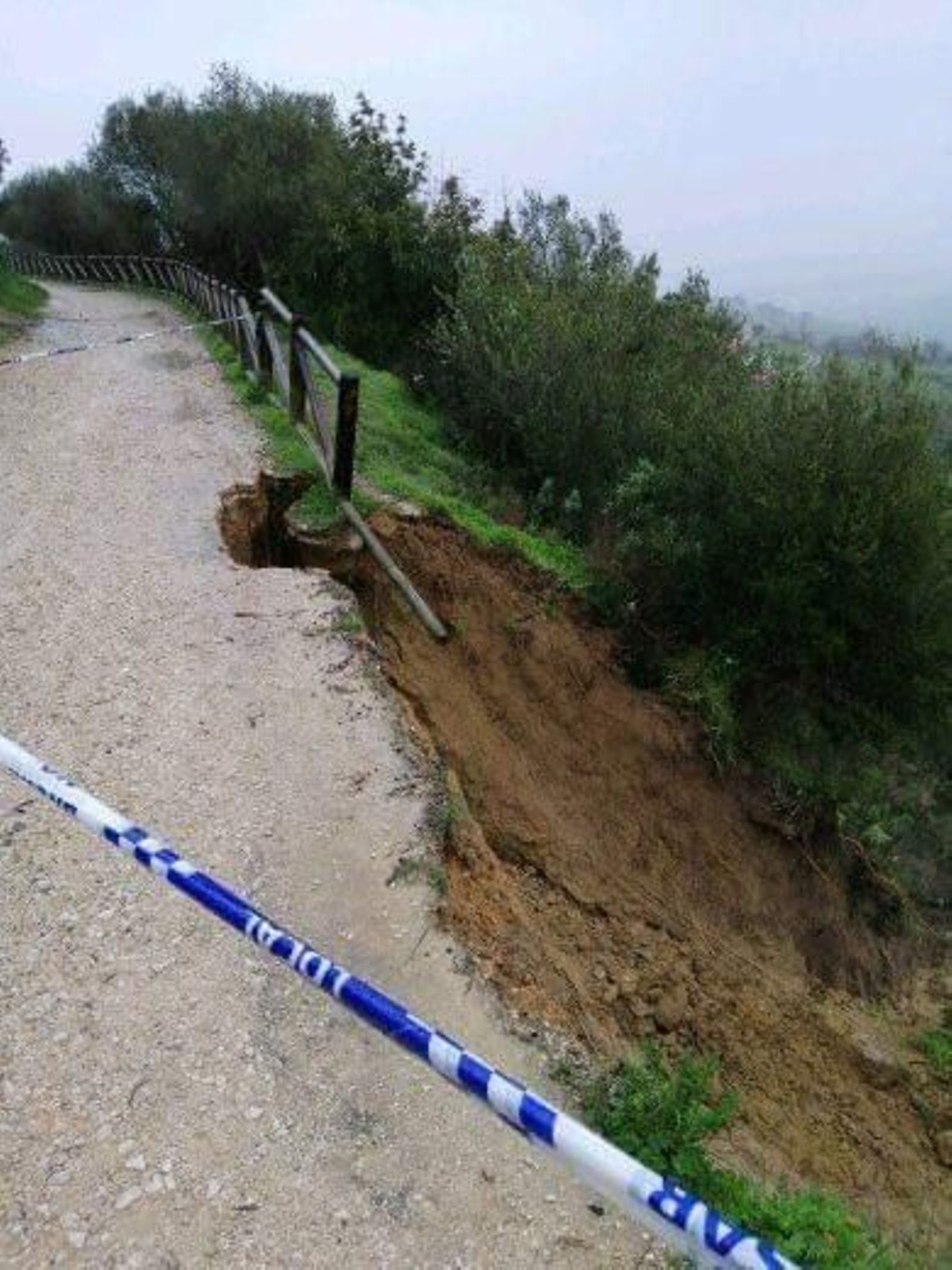 La lluvia ha provocado daños en el camino hacia el castillo