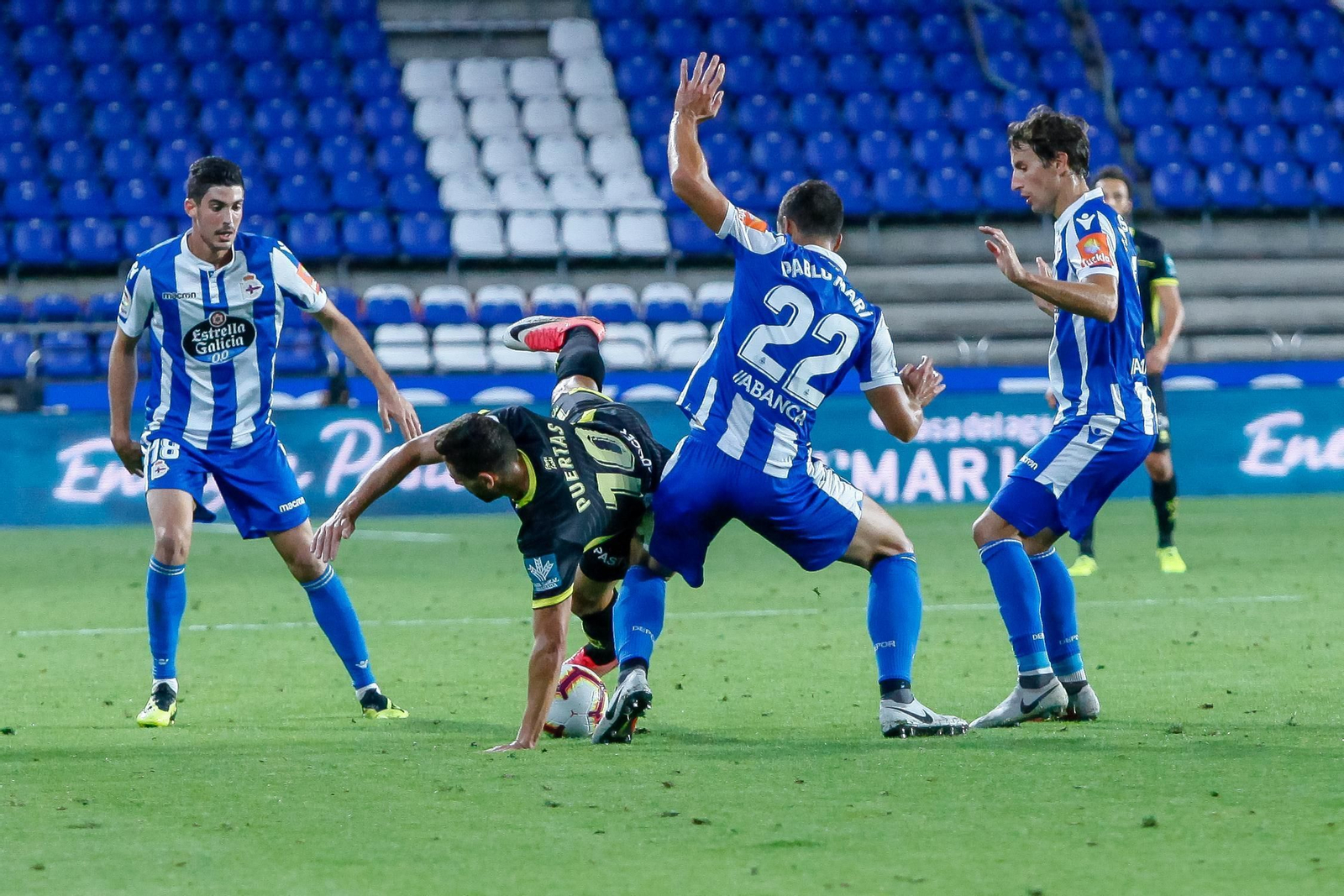 El granadinista Puertas cae derribado ante el local Pablo Mari.
