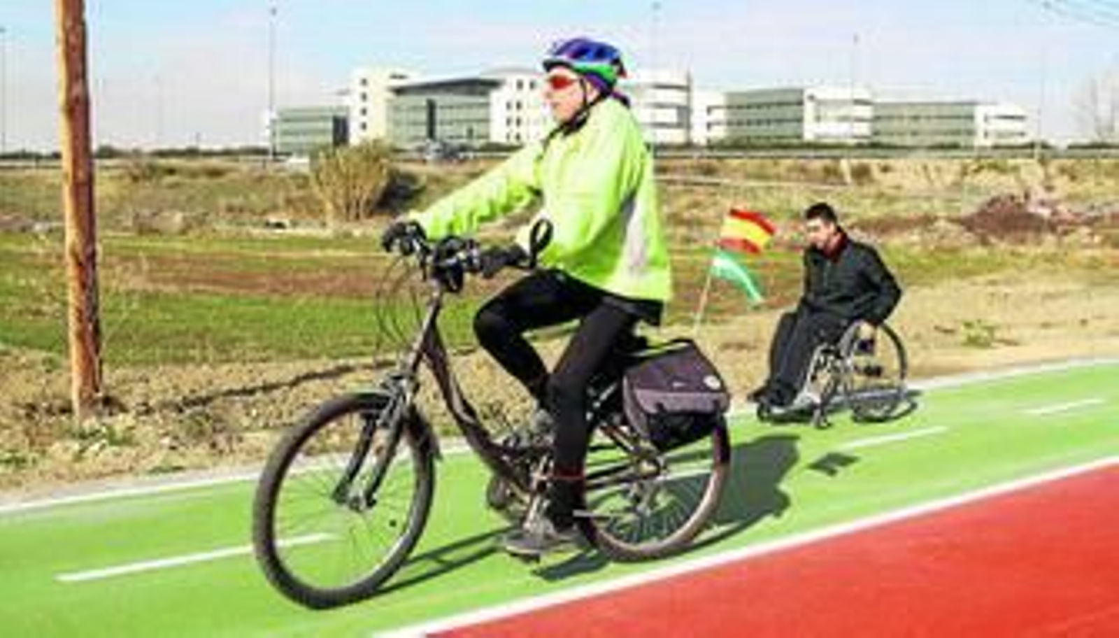 Decenas de deportistas estrenaron ayer el carril bici que estaba recién pintado.
