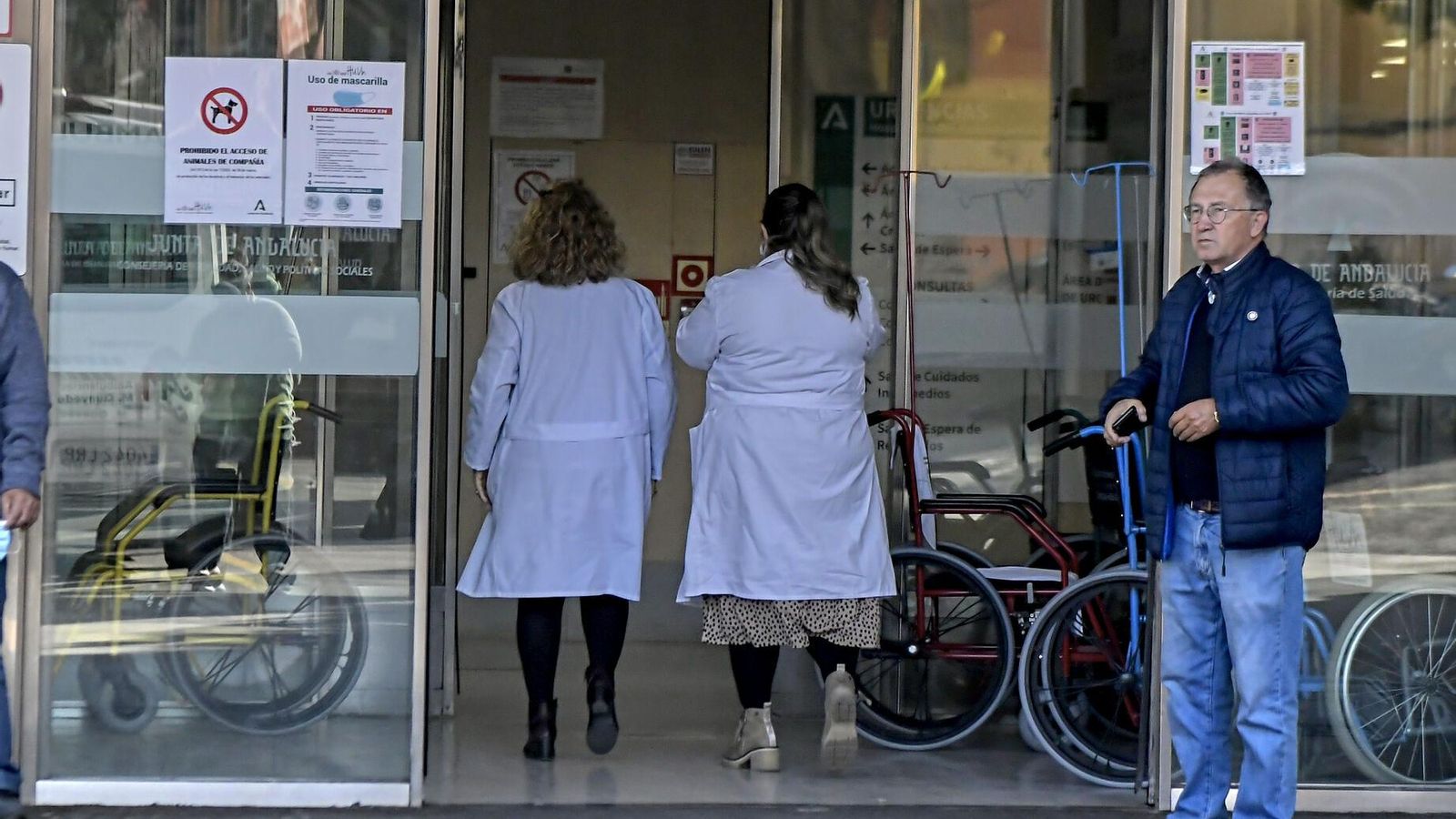 La entrada a Urgencias del Hospital Universitario Virgen de las Nieves de Granada