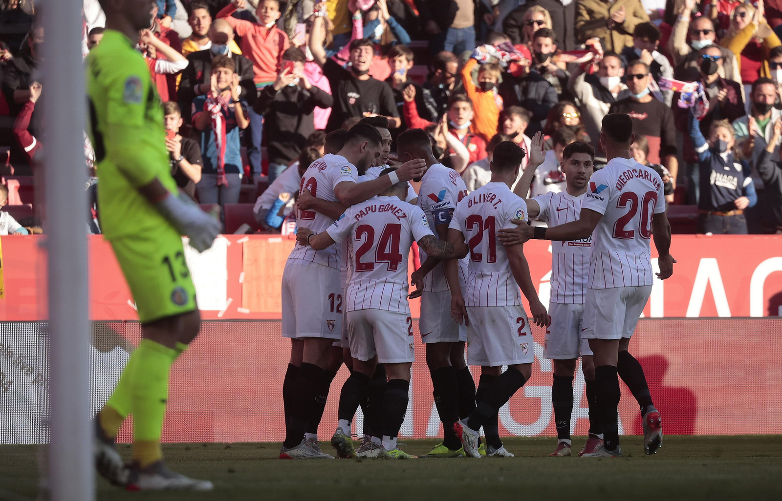 Los futbolistas del Sevilla felicitan a Rafa Mir tras su gol de tacón.