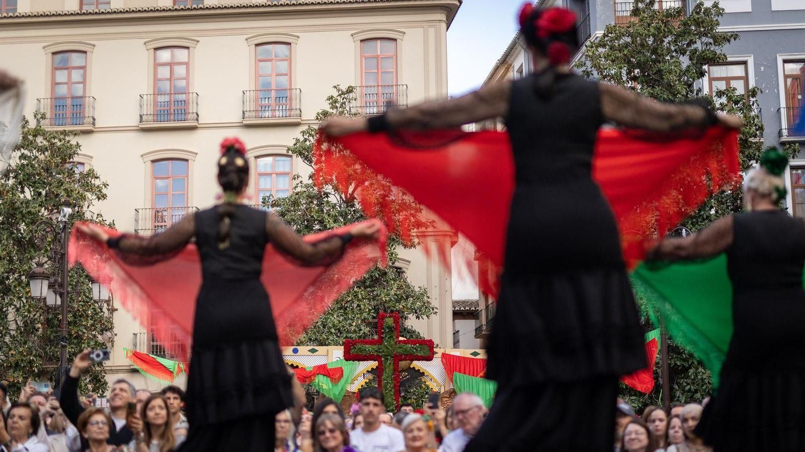 Espectáculo flamenco en el Día de la Cruz de Granada