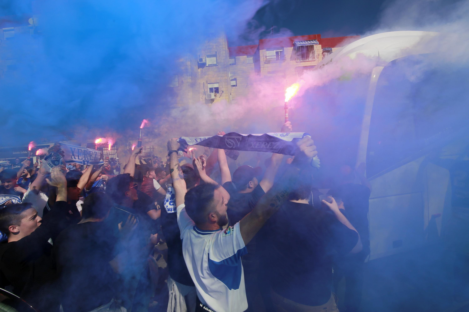 Recibimiento de la afición antes del derbi