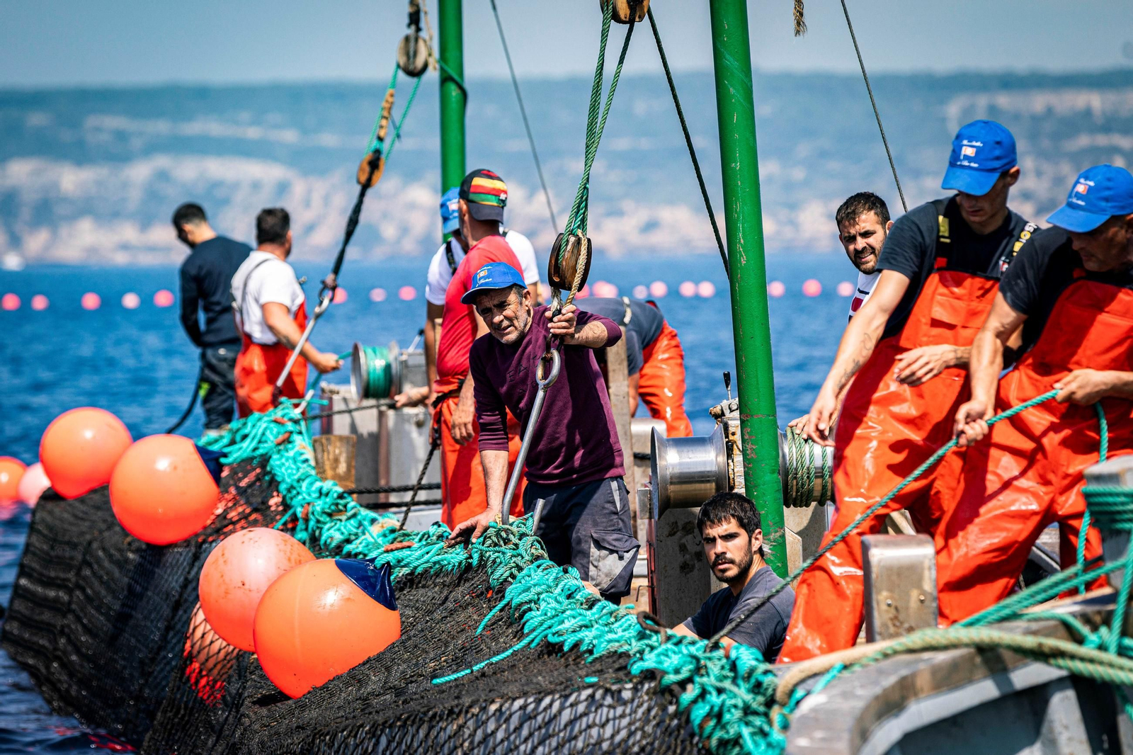 Almadraberos de Barbate durante una levantá, en una foto de archivo.