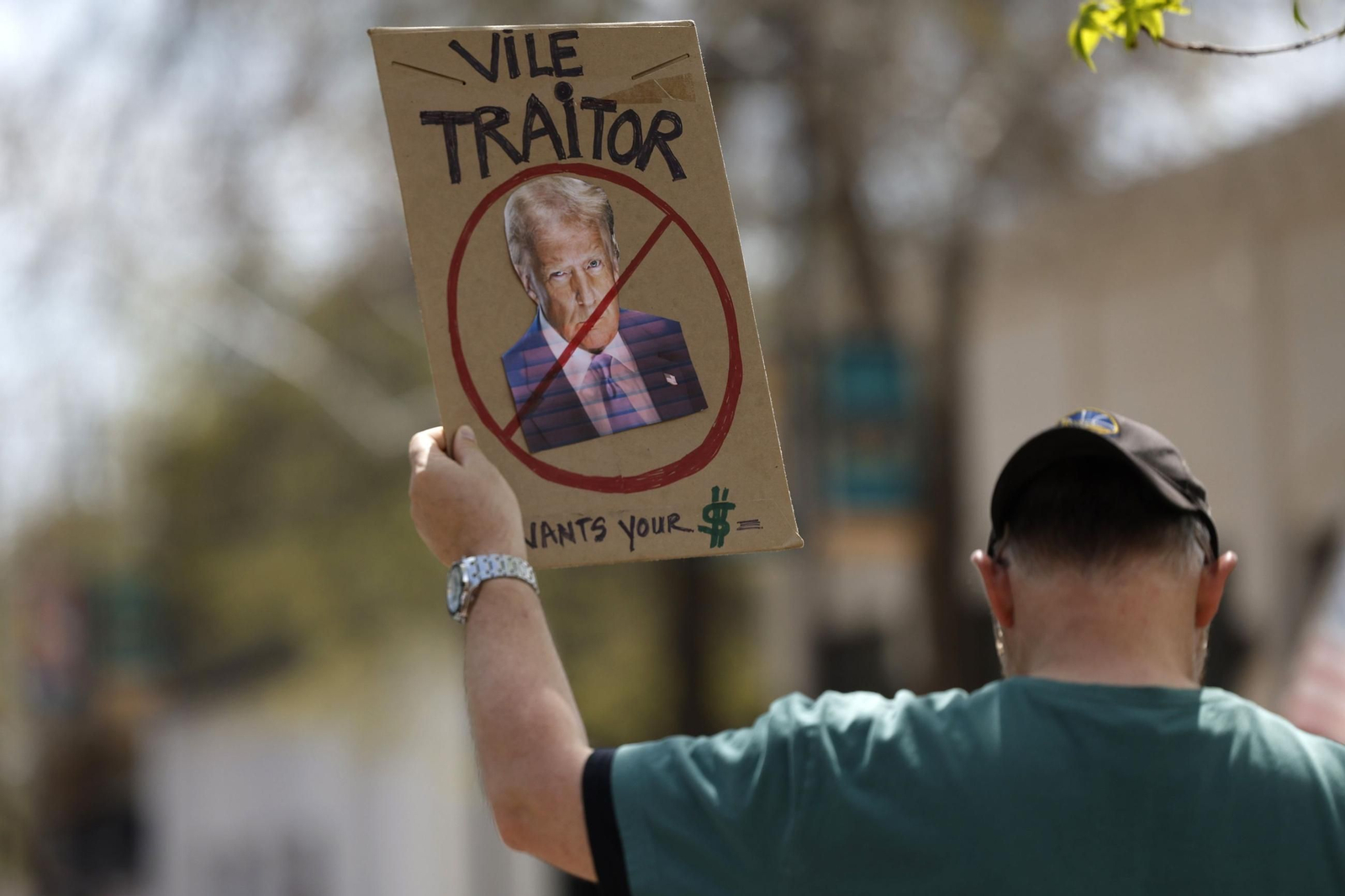 Miles de manifestantes contra Trump y Musk en EEUU: "¡Quita tus manos!"