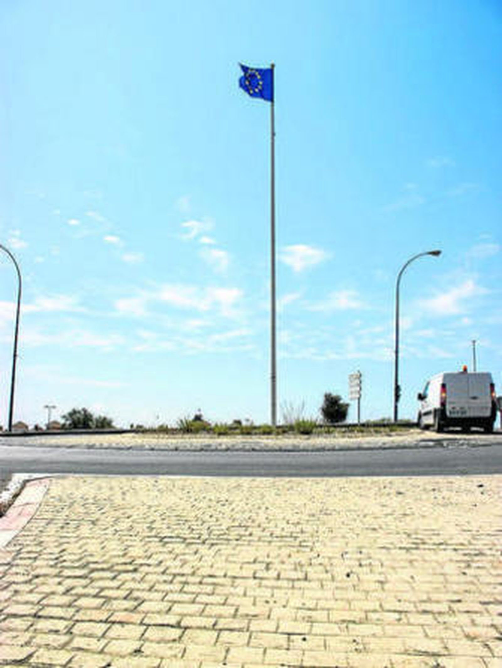 La bandera europea, izada en la rotonda del puente del Gran Poder.