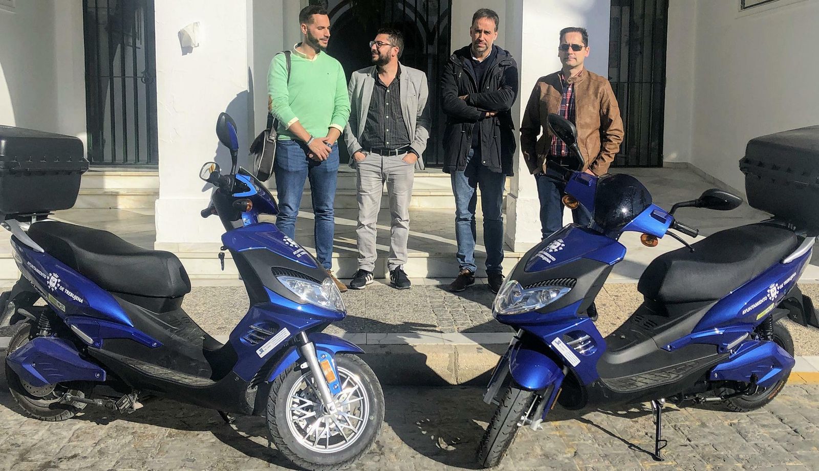 Las dos motocicletas eléctricas que la Diputación ha entregado al Ayuntamiento para el servicio municipal.