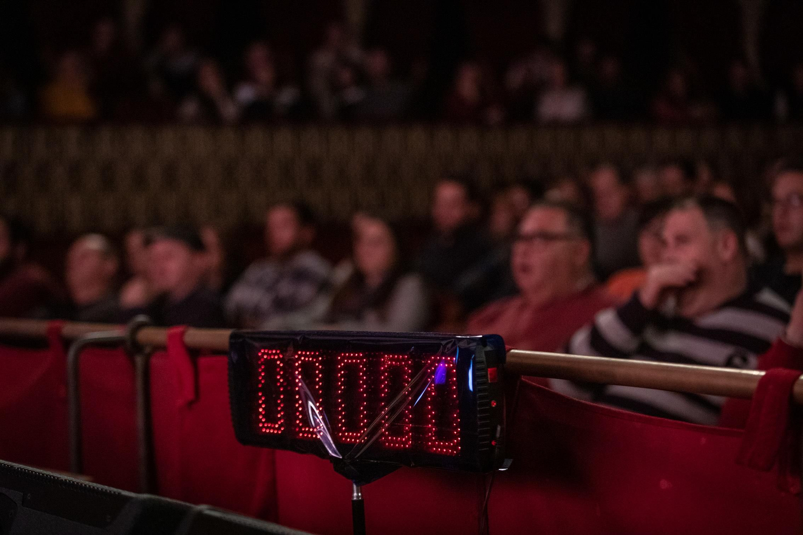 El cronómetro, apagado durante la actuación de la comparsa La mujer de tu vida