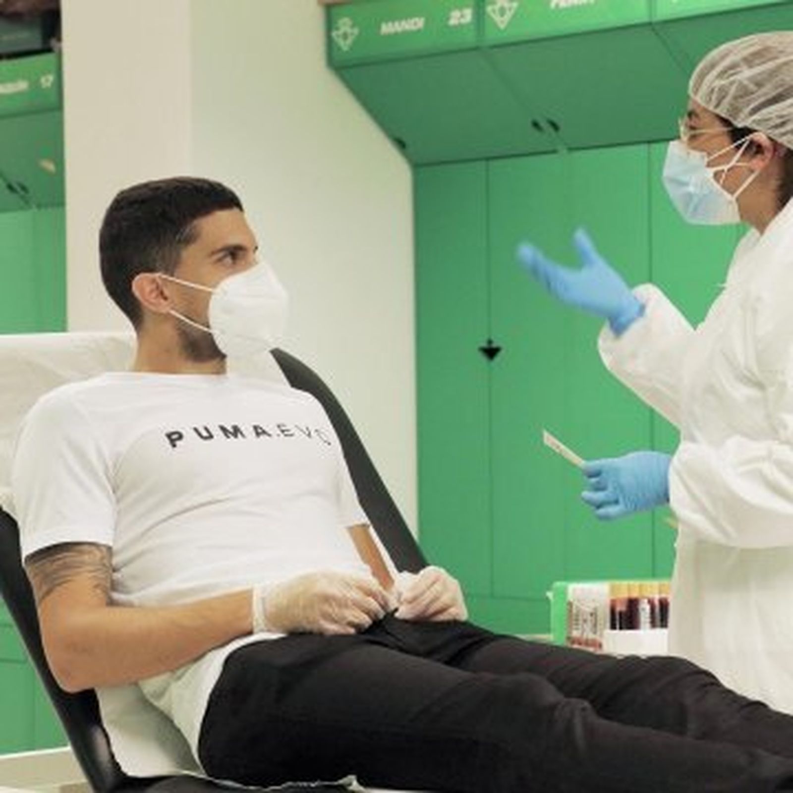 Marc Bartra, en un momento del examen médico de hoy.