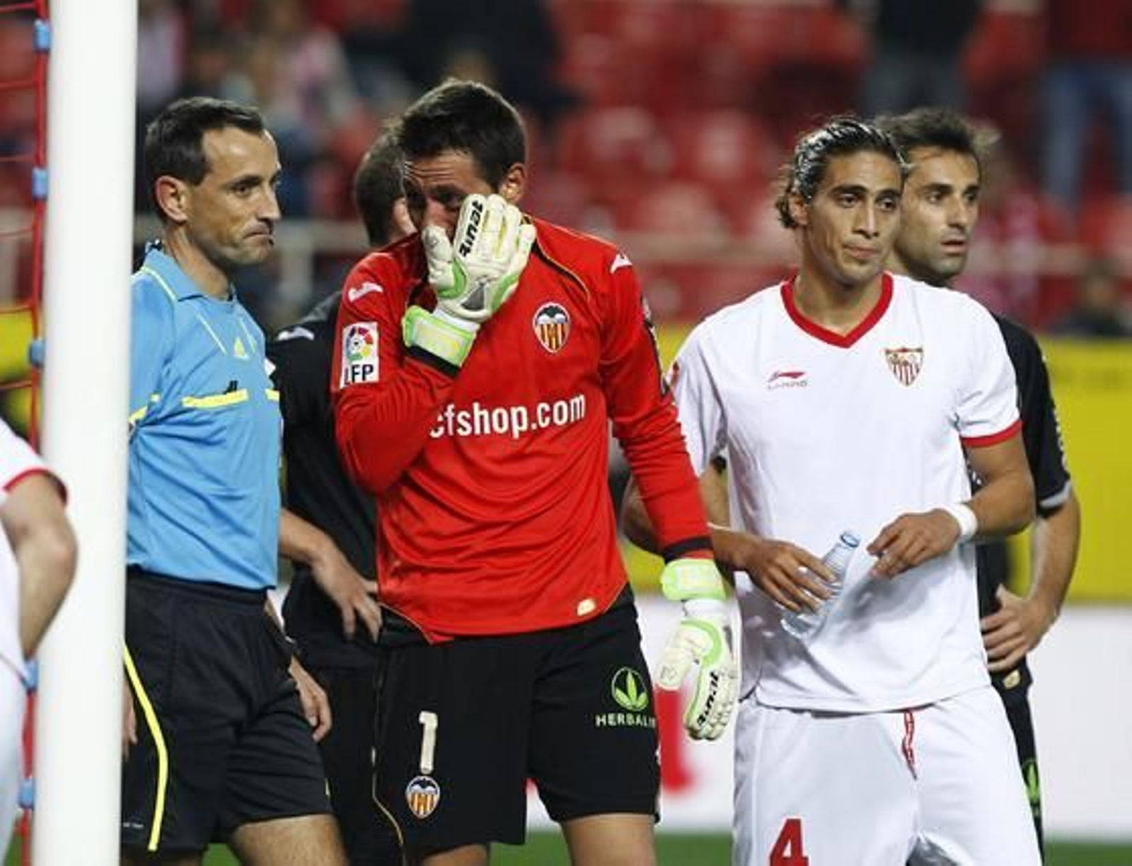 El Sevilla no puede remontar al Valencia en el Sánchez Pizjuán y queda eliminado de la Copa del Rey (2-1). / Antonio Pizarro