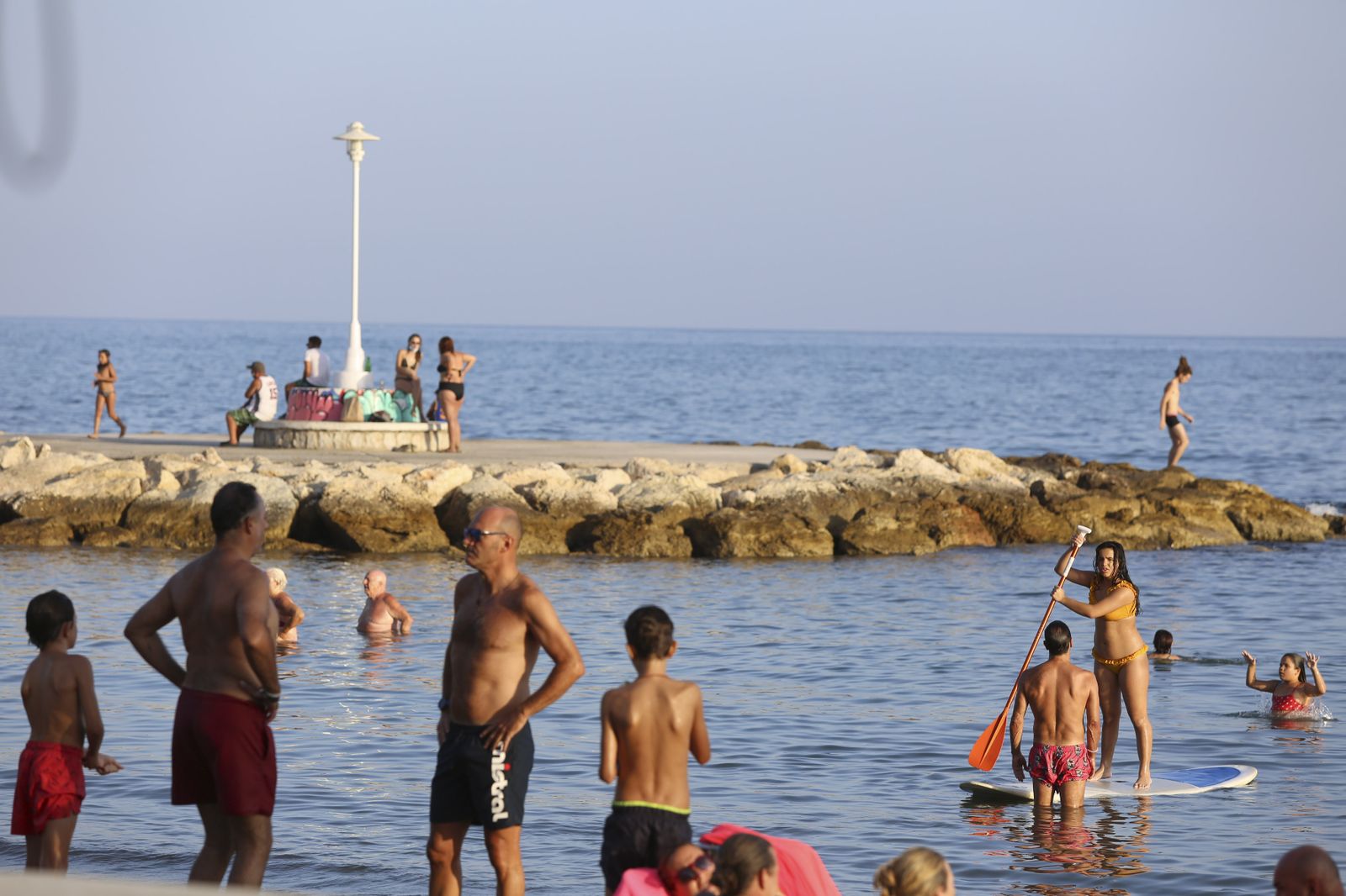 Así se está viviendo el verano del coronavirus en Pedregalejo. Fotos al atardecer