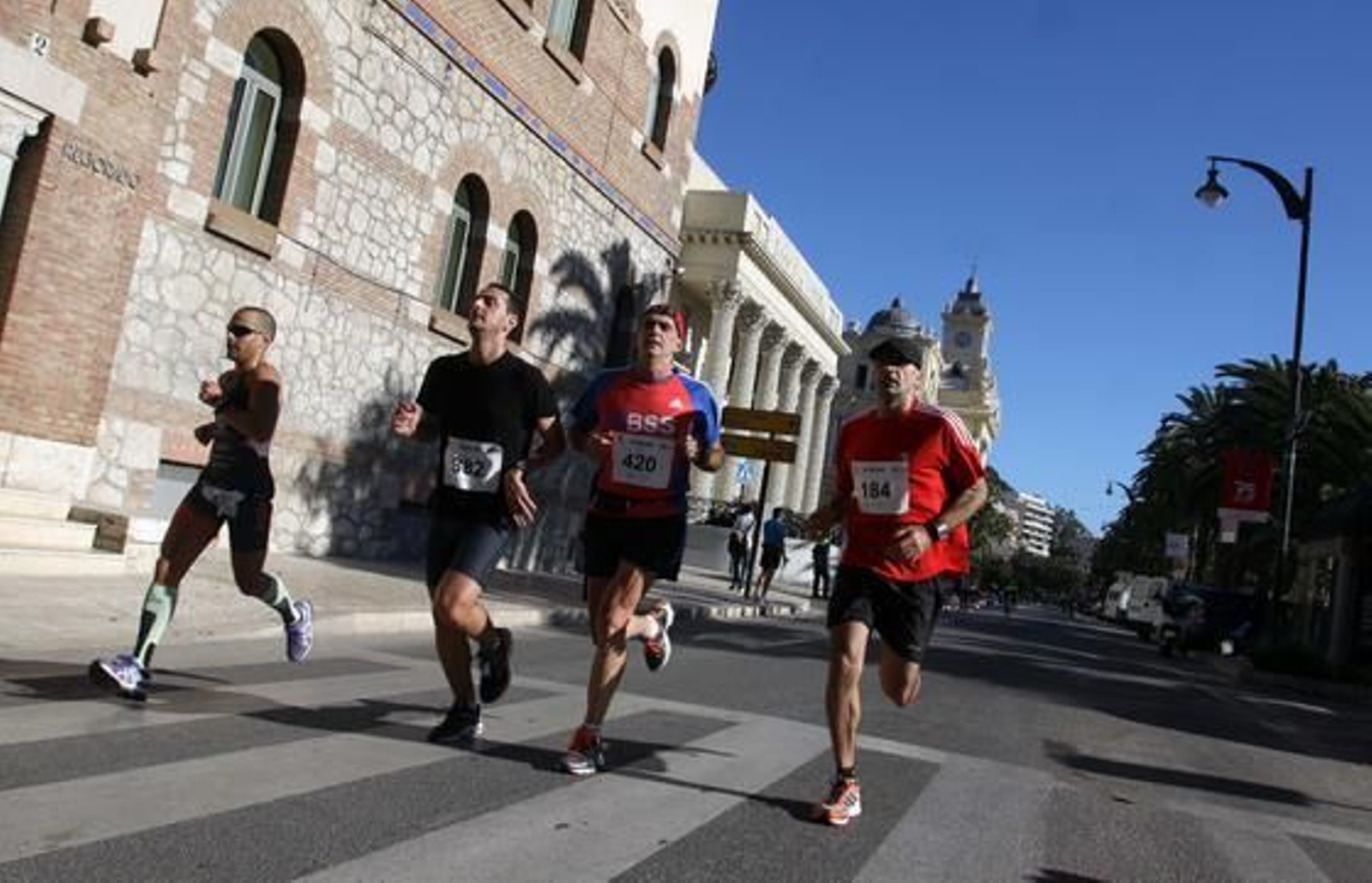 El buen tiempo ha acompañado a los 722 atletas inscritos en la prueba, aunque el fuerte viento de poniente ha dificultado el recorrido de vuelta y ha impedido que se registraran mejores marcas. 

Foto: Migue Fernandez