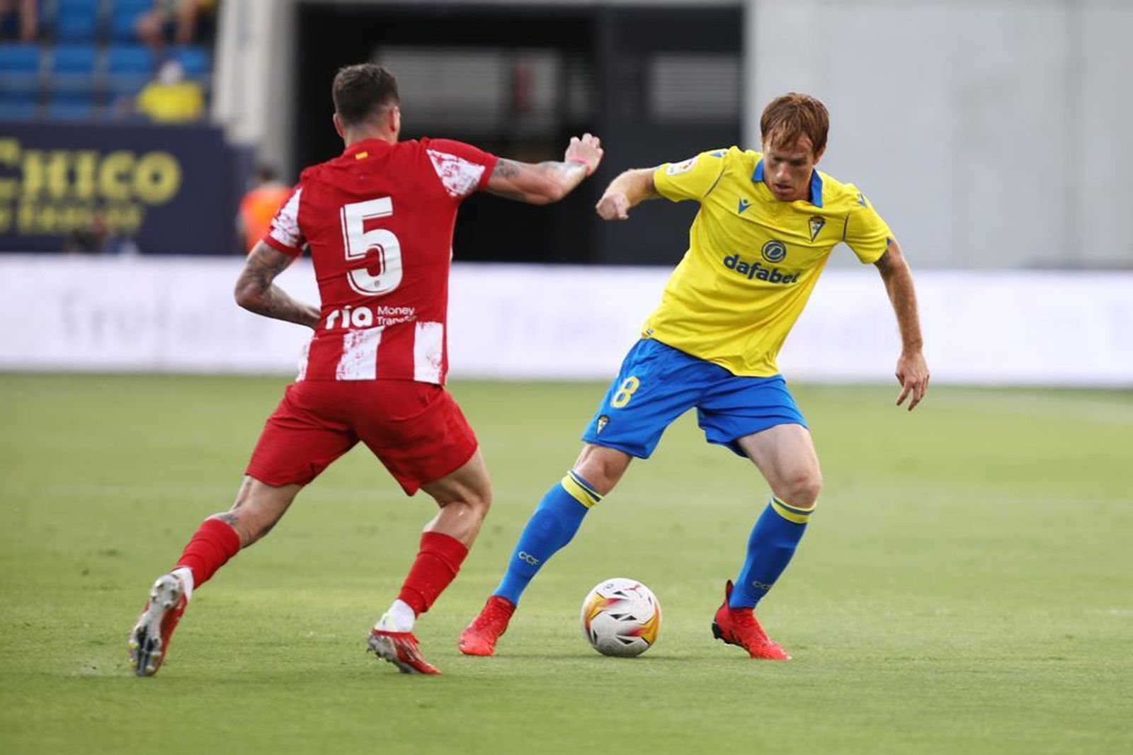 Álex Fernández controla el balón ante De Paul.
