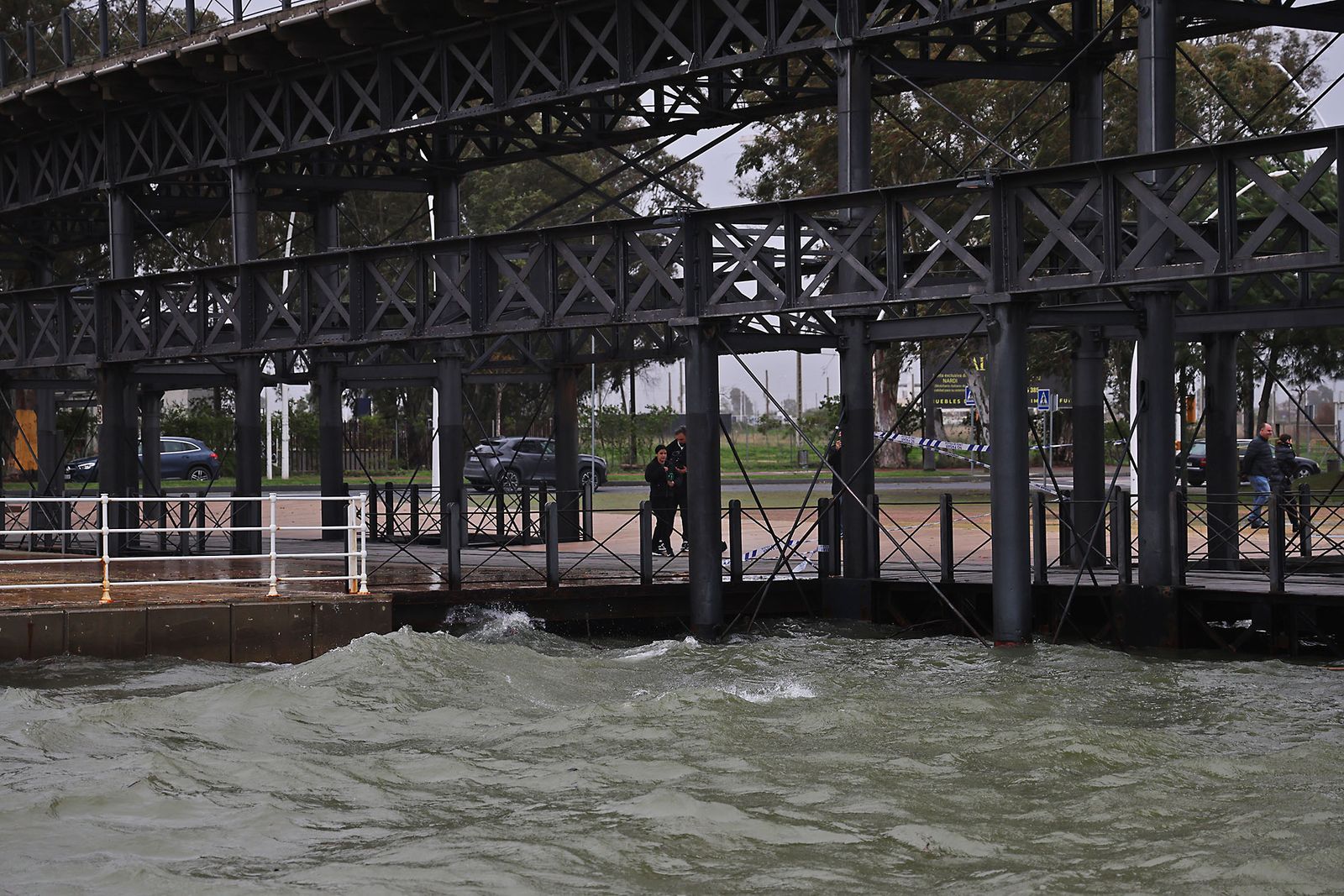 Muelle de carga de la Riotinto con marea alta en la borrasca Leonardo (20)