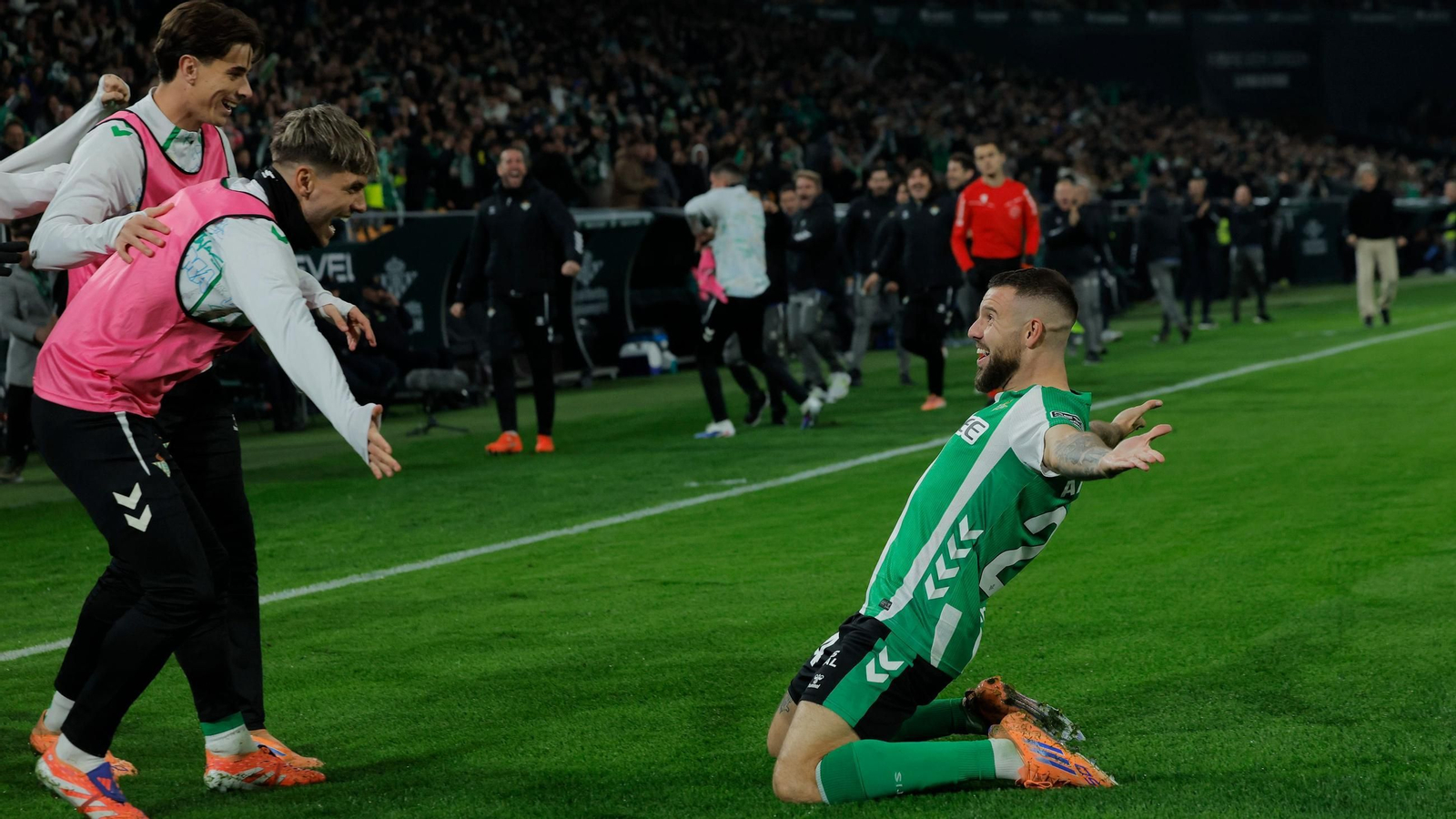 Ruibal celebra con sus compañeros su segundo gol.