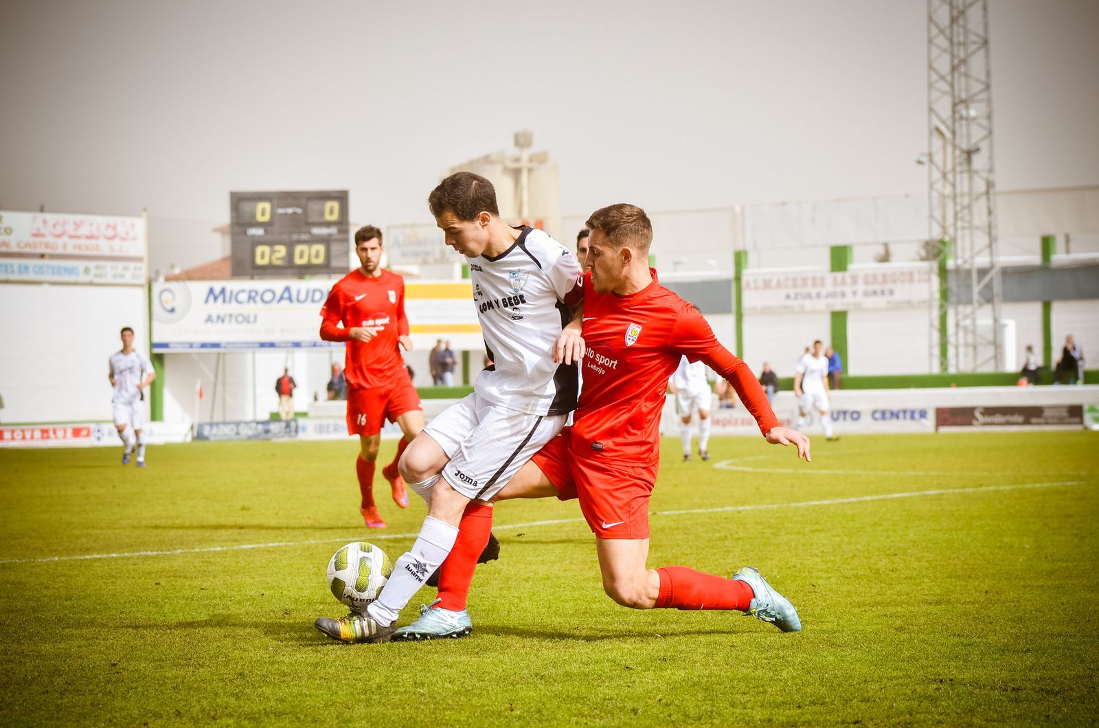 Un jugador del Antoniano intenta arrebatar el balón a un rival.