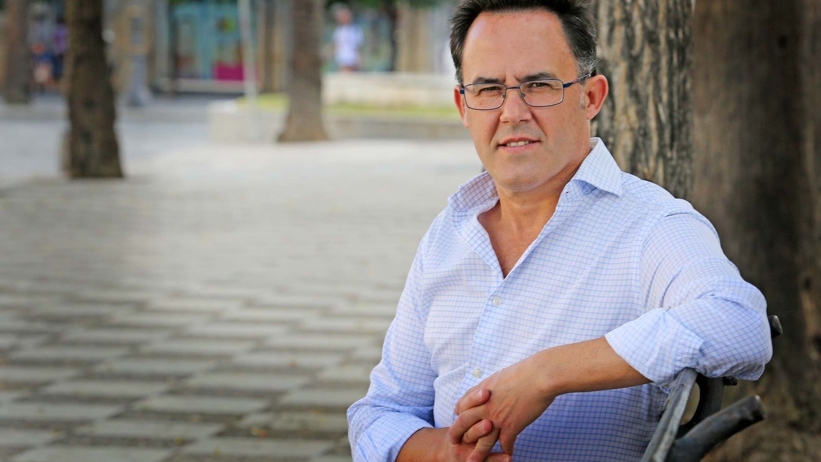 El ex presidente en la Alameda de Cristina ante el monumento a las cofradías.