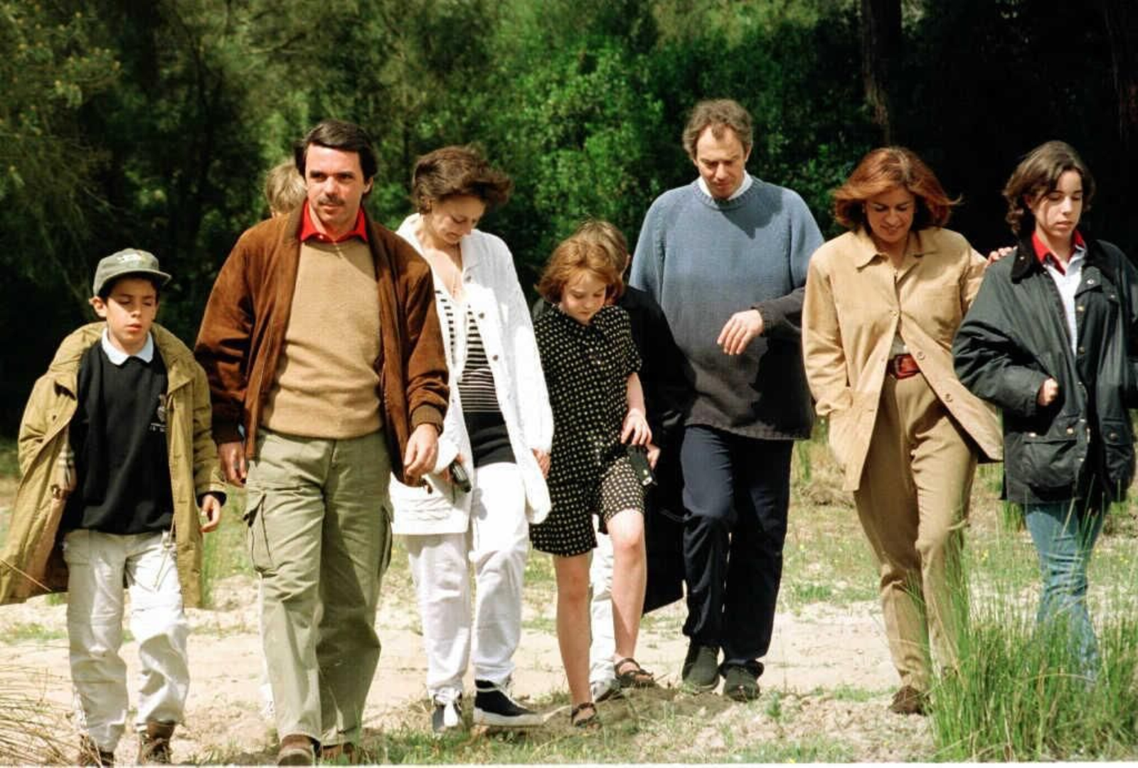 José María Aznar, Tony Blair y sus familias en Doñana, pocas horas después de la firma de los acuerdos de paz en Irlanda del Norte.