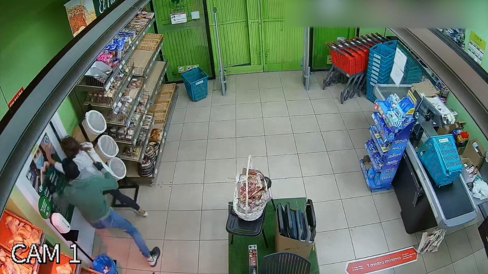 Momento del atraco en un supermercado de Mazagón. Momento del atraco en un supermercado de Mazagón.