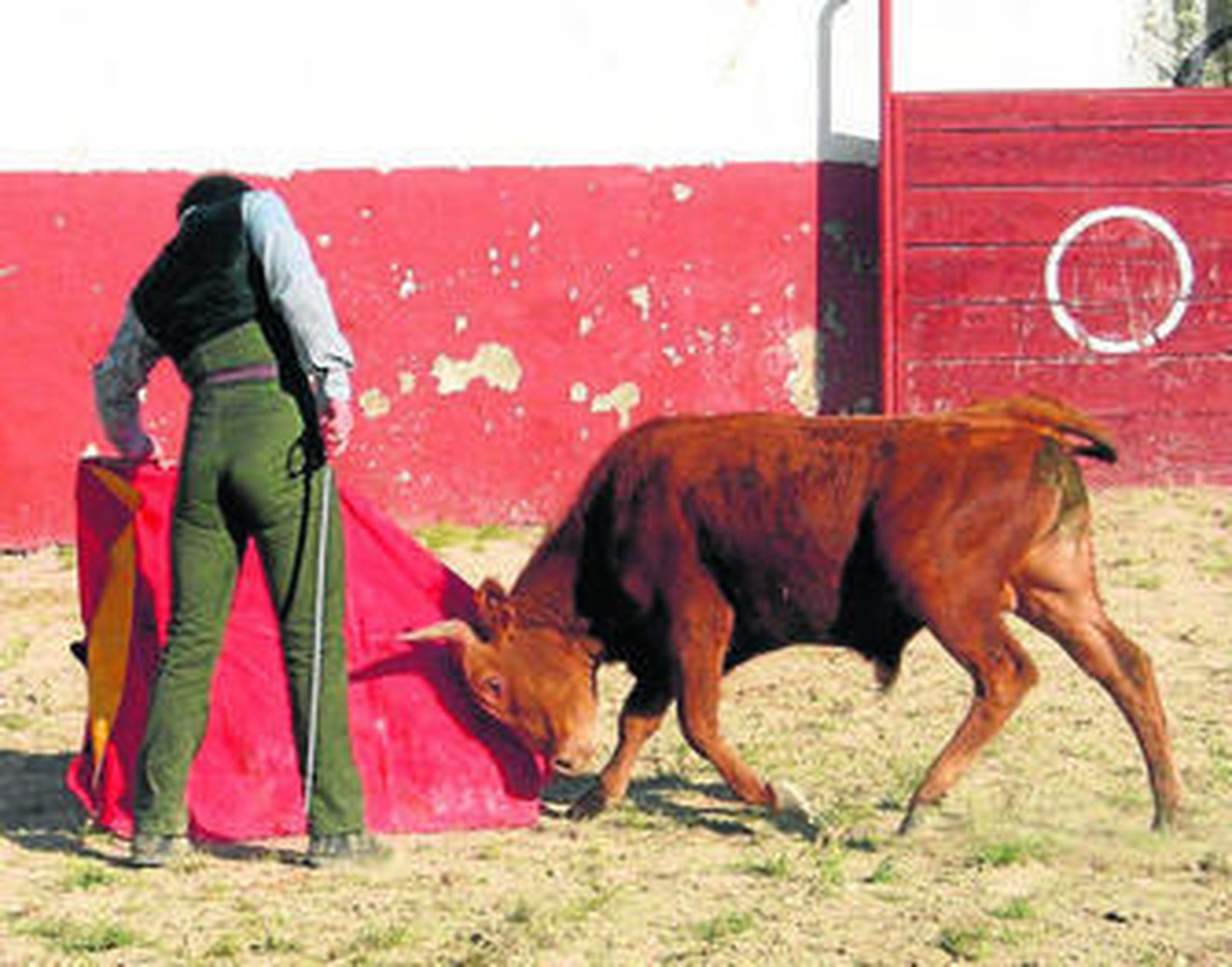 Juan Manuel Moreno Tejero "Trebu", al natural en la placita de tientas de Alventus.