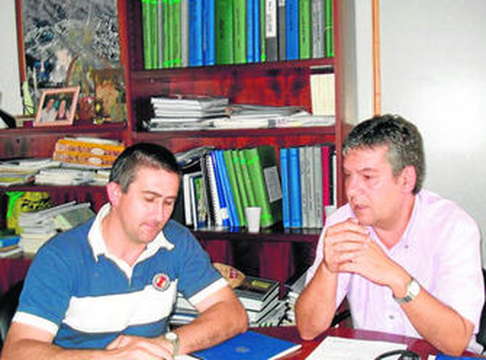 El alcalde de Almáchar, junto al diputado Miguel Esteban en una imagen de archivo.