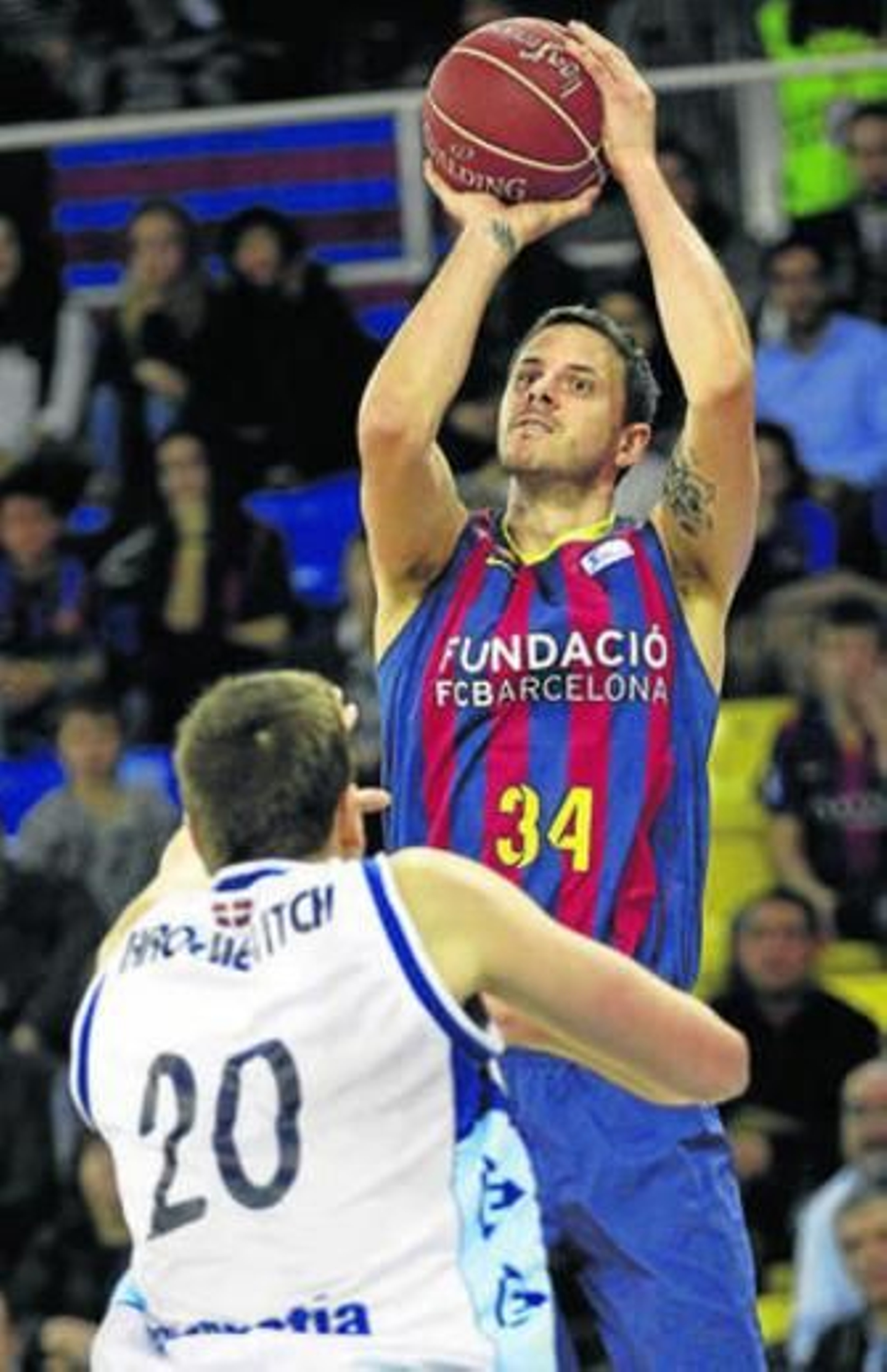 Nachbar lanza en suspensión delante de Iarochevitch.