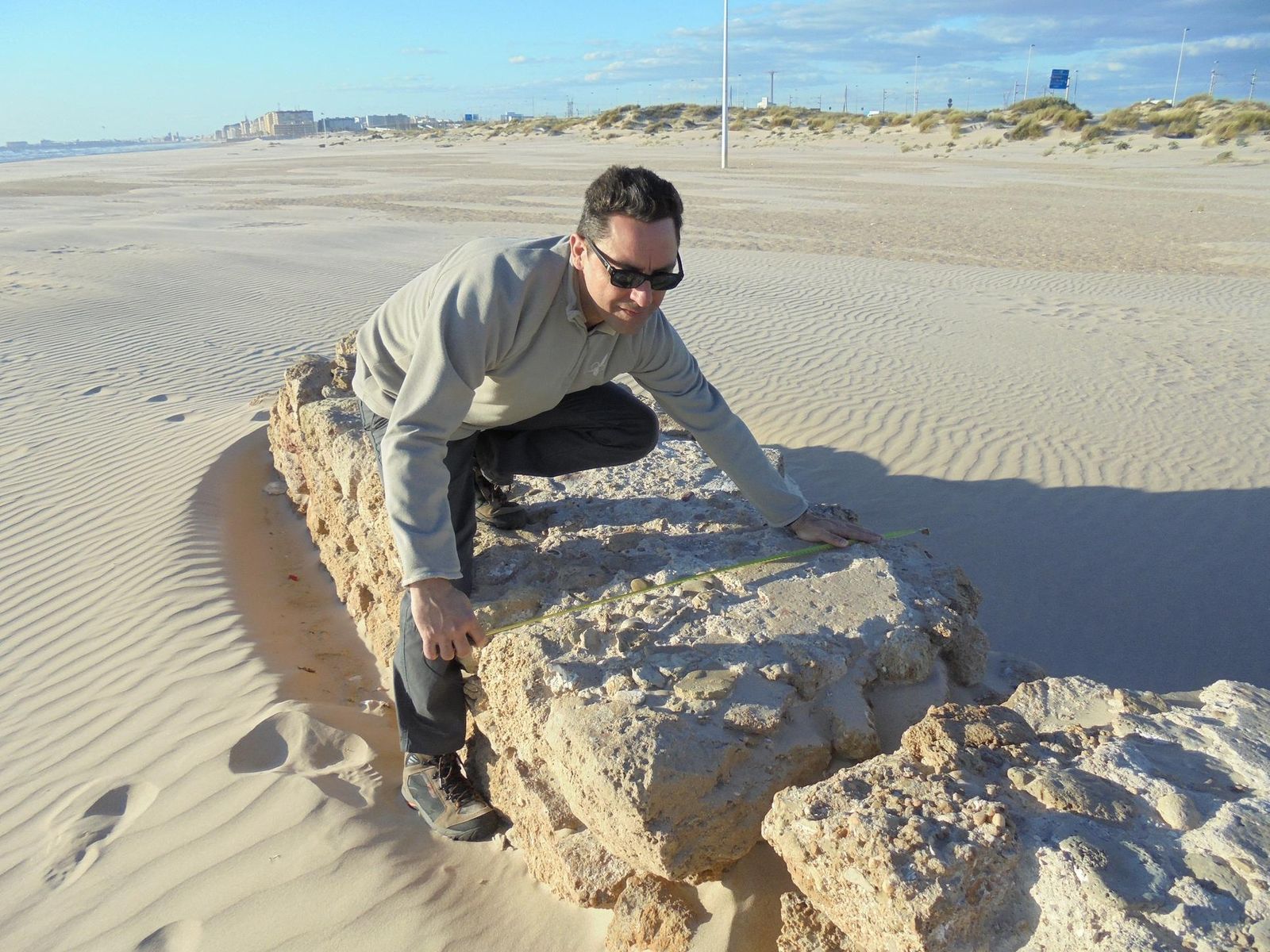 El historiador José Antonio Aparicio Florido, en la playa de Cádiz.